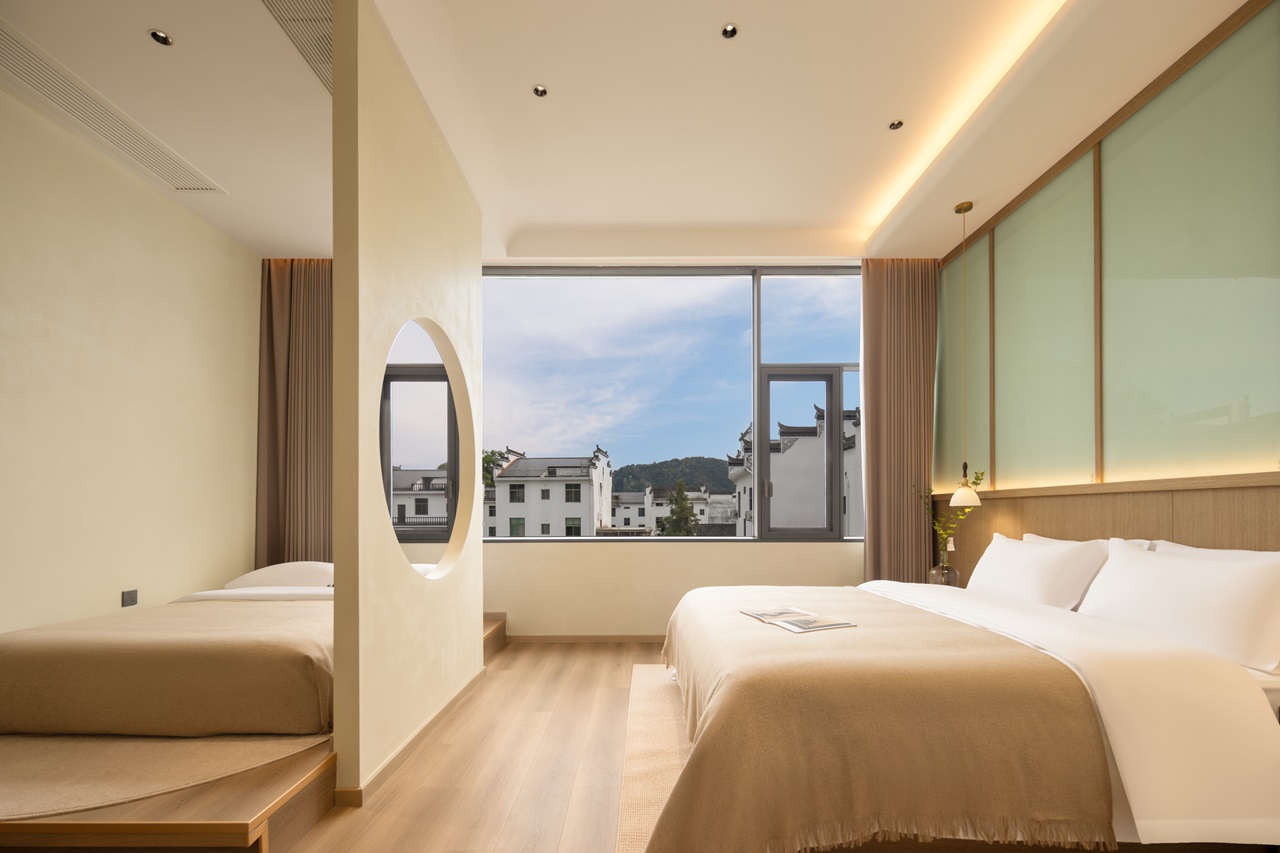 Green Field Scenic Family Room (Hisense 27