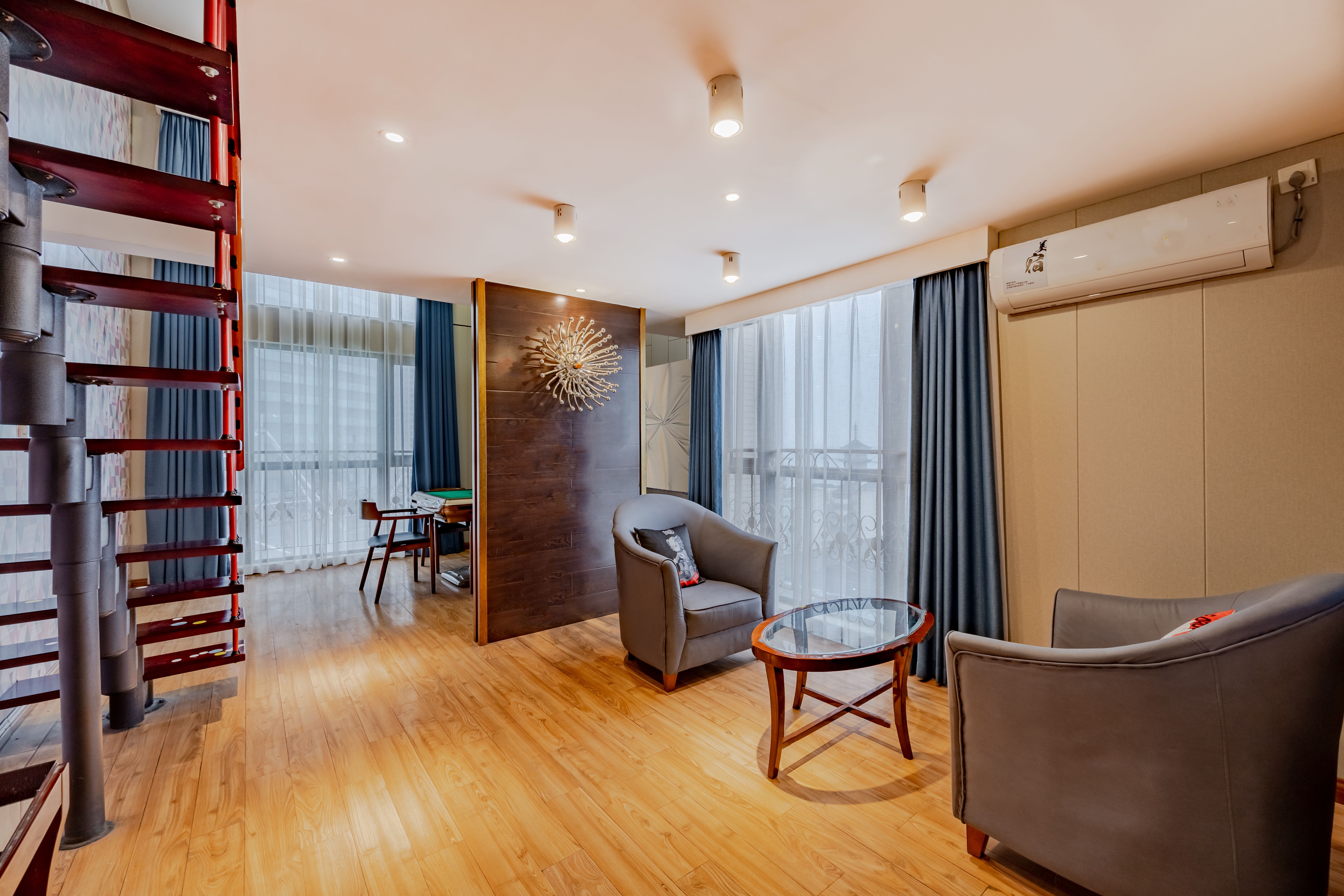 Deluxe Loft (Cards, living room)