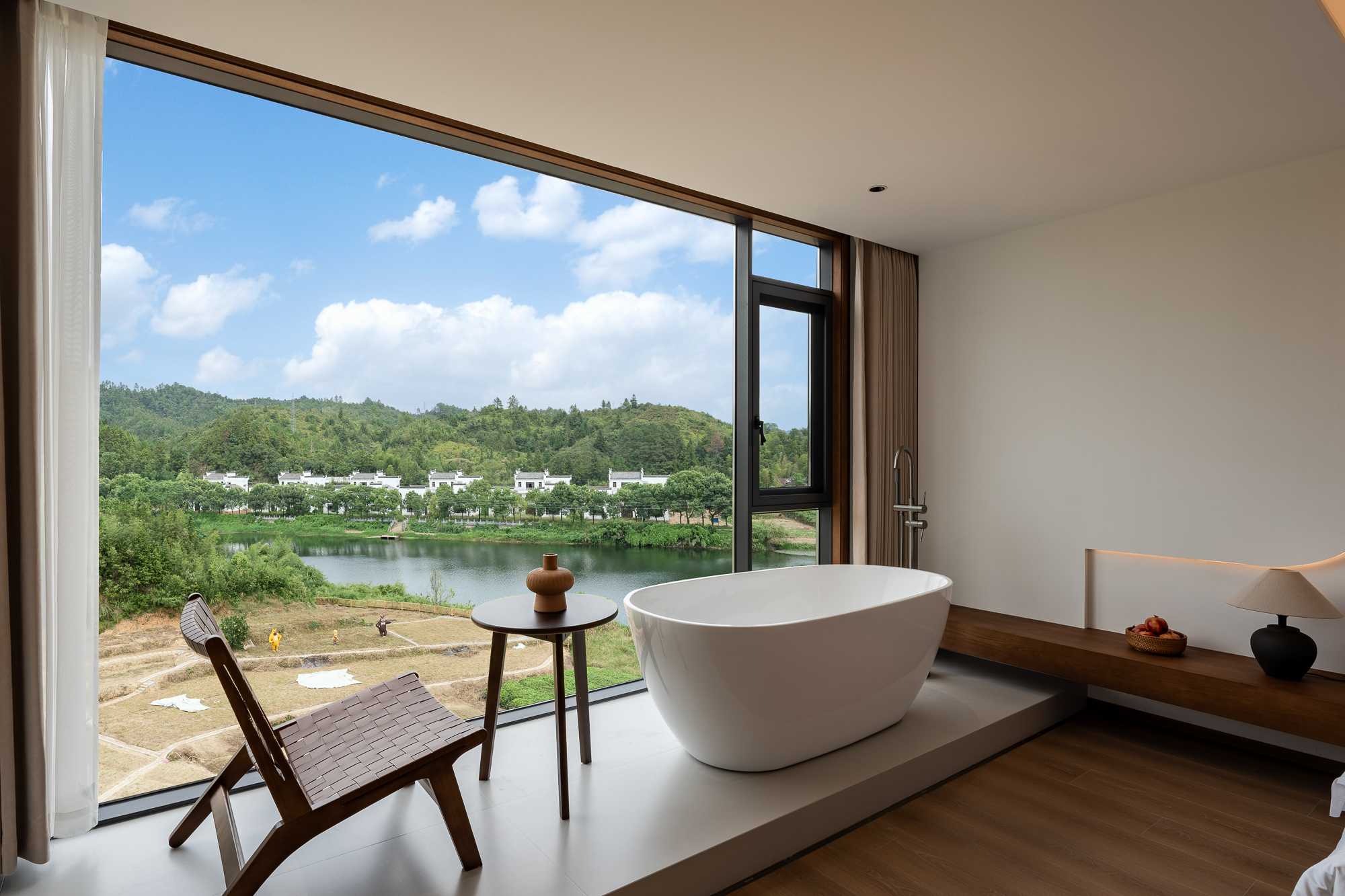 Romantic Smart Room - Lake-View (Double Bed) (Window, Bathtub)