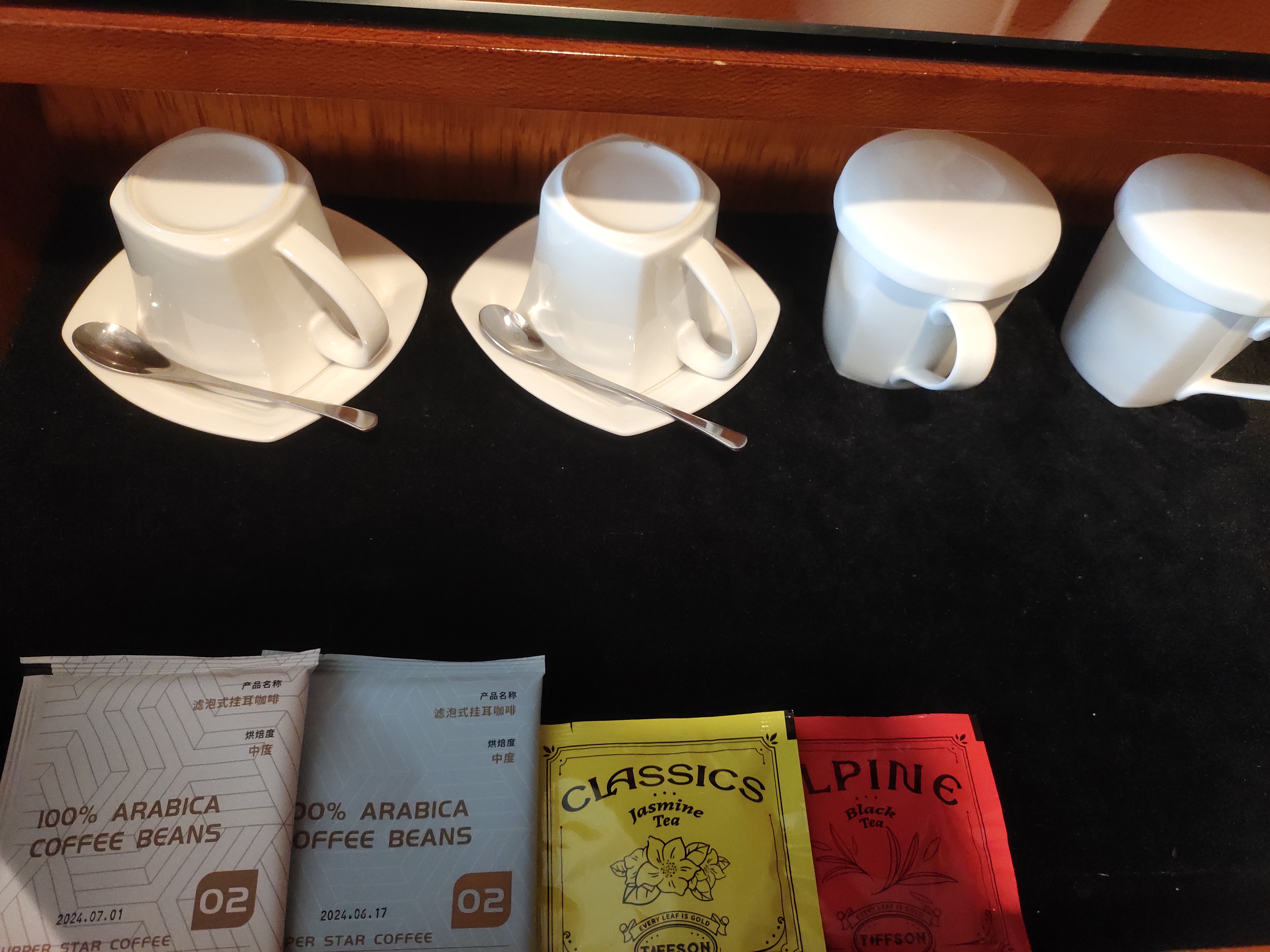 豪华标准间（鹅绒床被+小冰箱）