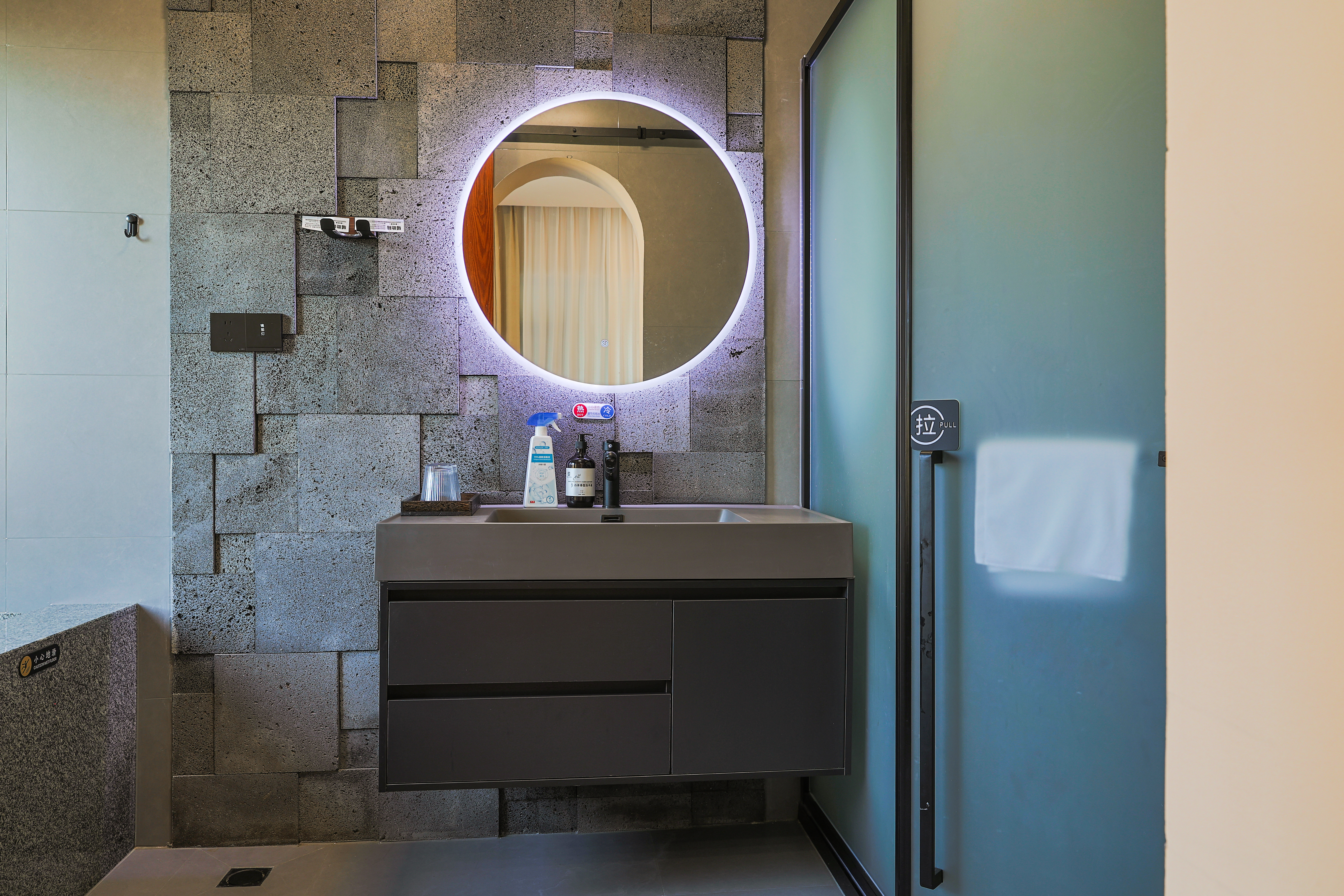 等风·泊度·温泉泡池大床房『小冰箱·壁炉·自动窗帘·原木家俱·庭院美景』