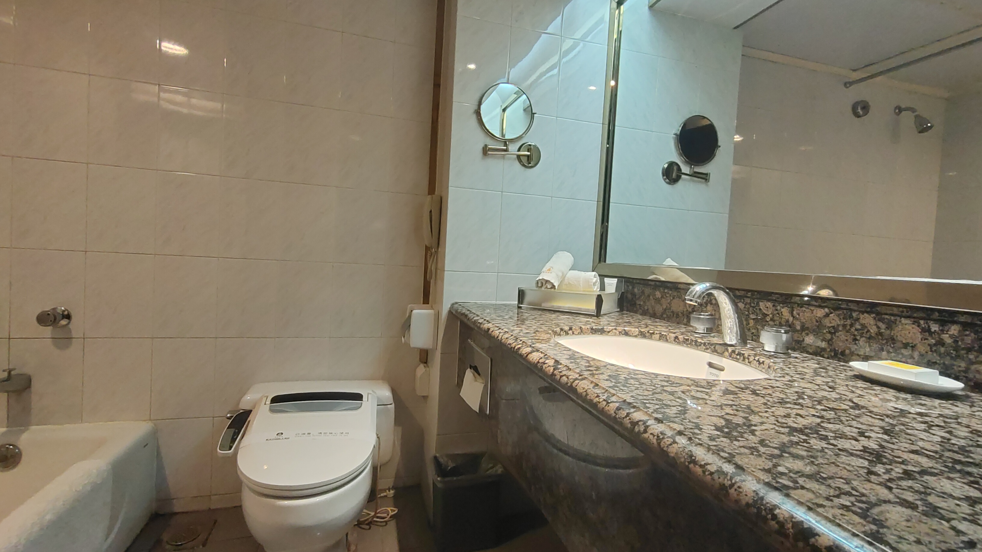 高级双床房（景观落地窗+RoomPlus洗护用品）