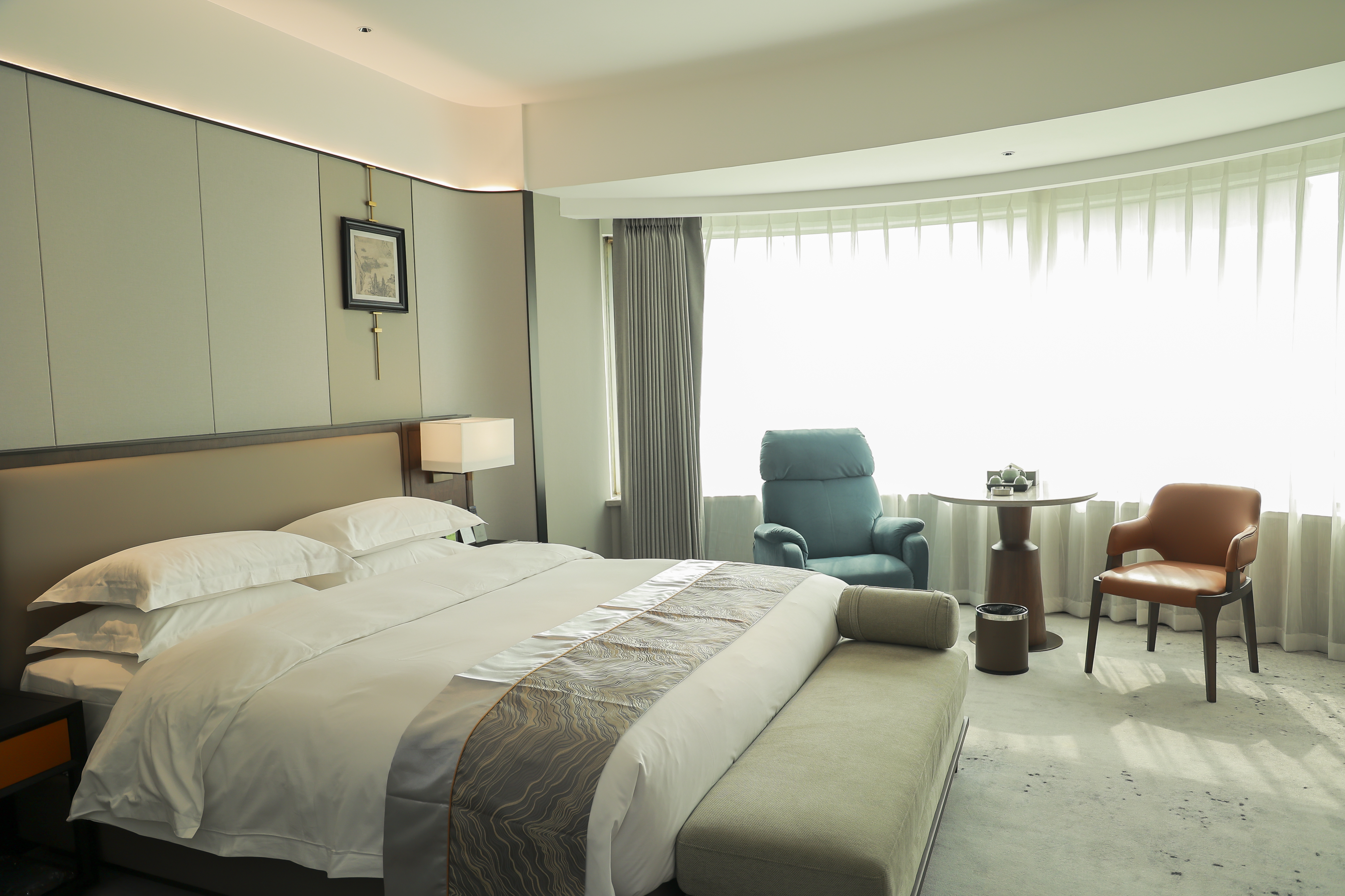 豪华大床房（景观落地窗+RoomPlus洗护用品+小冰箱）