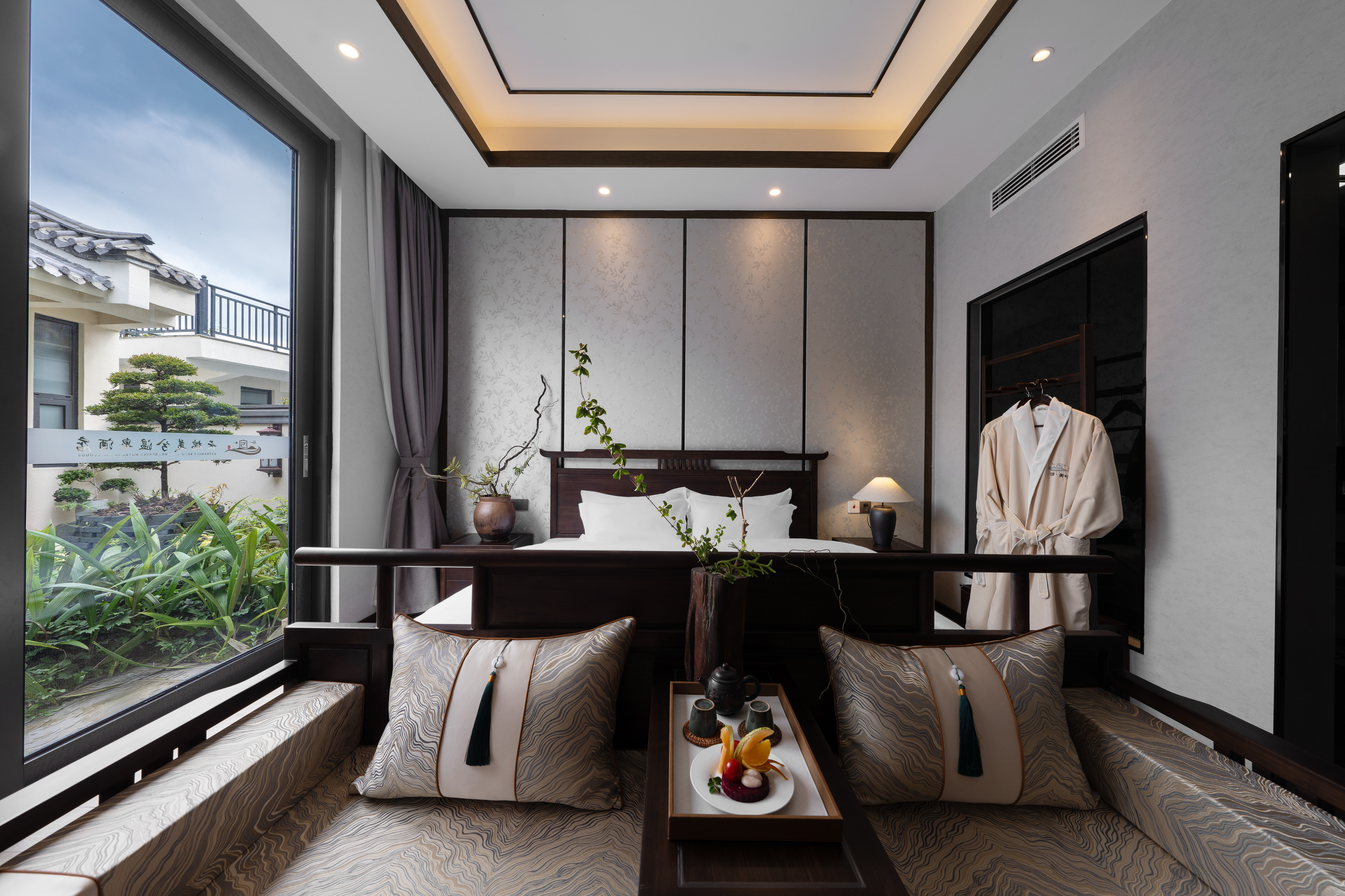 Zitan Lanting Private Hot Spring Queen Bed Room