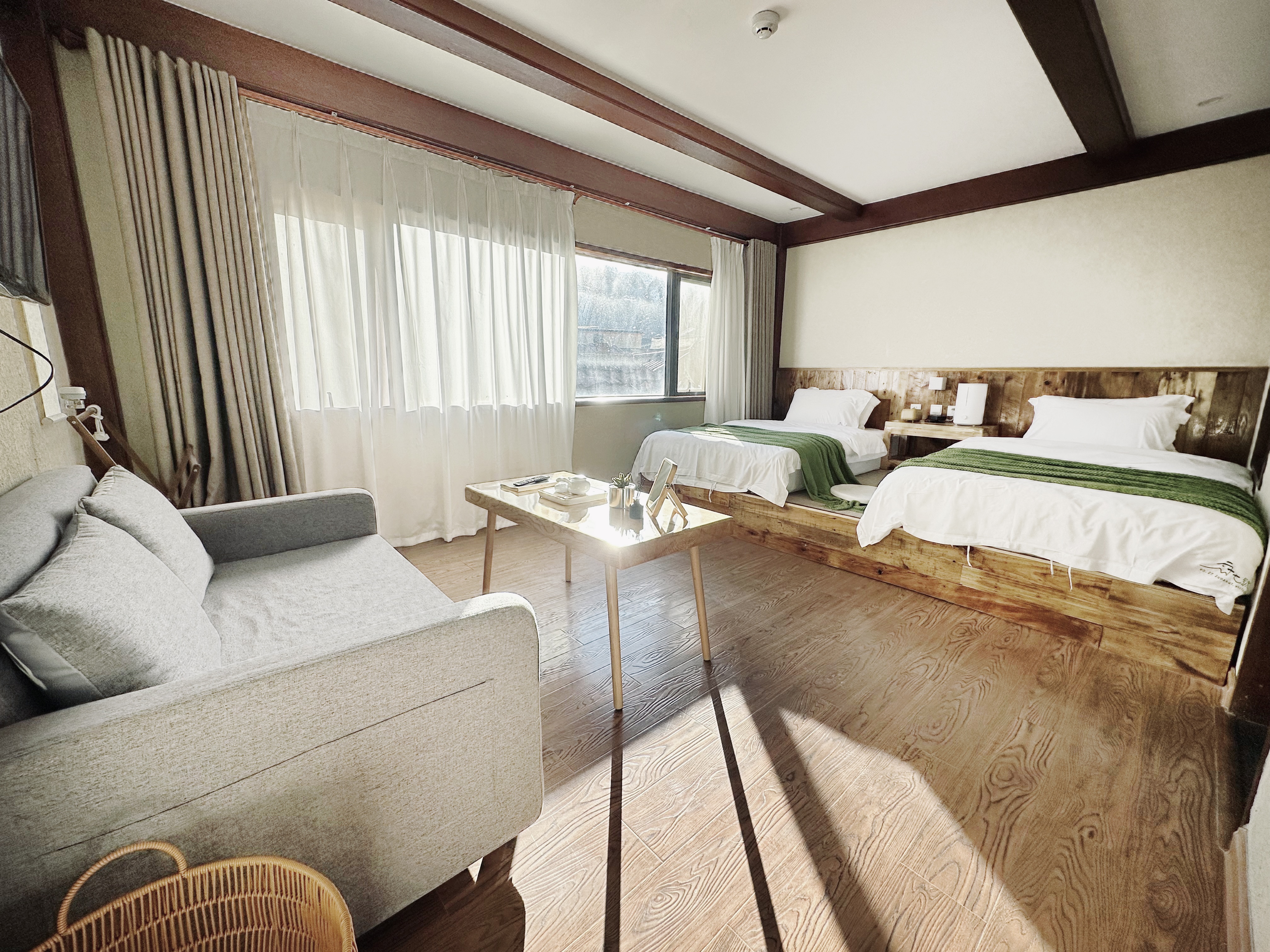 Mountain-view Twin Room