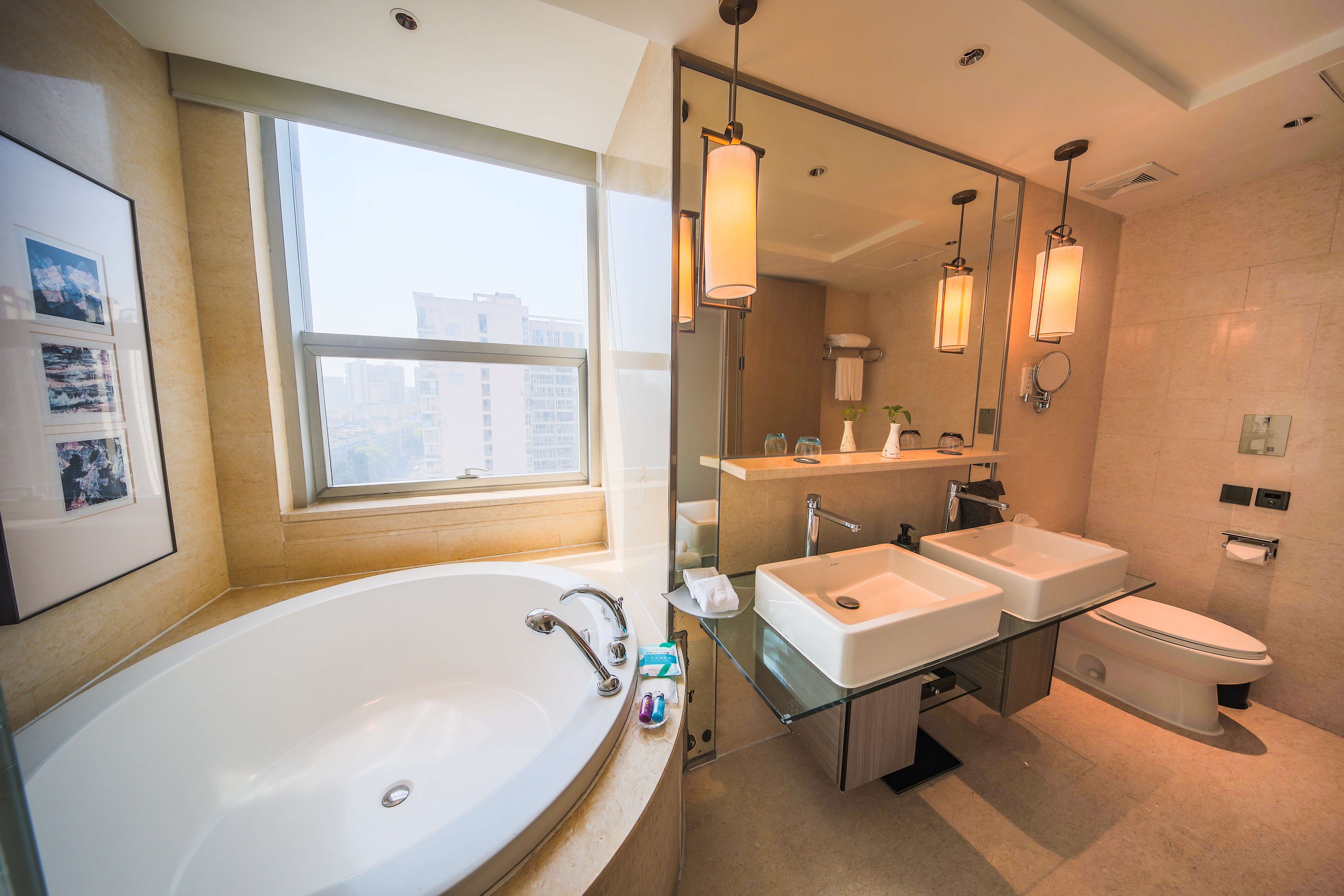 商务楼|双卧家庭房（电视投屏+护颈枕+德国高端衞浴）