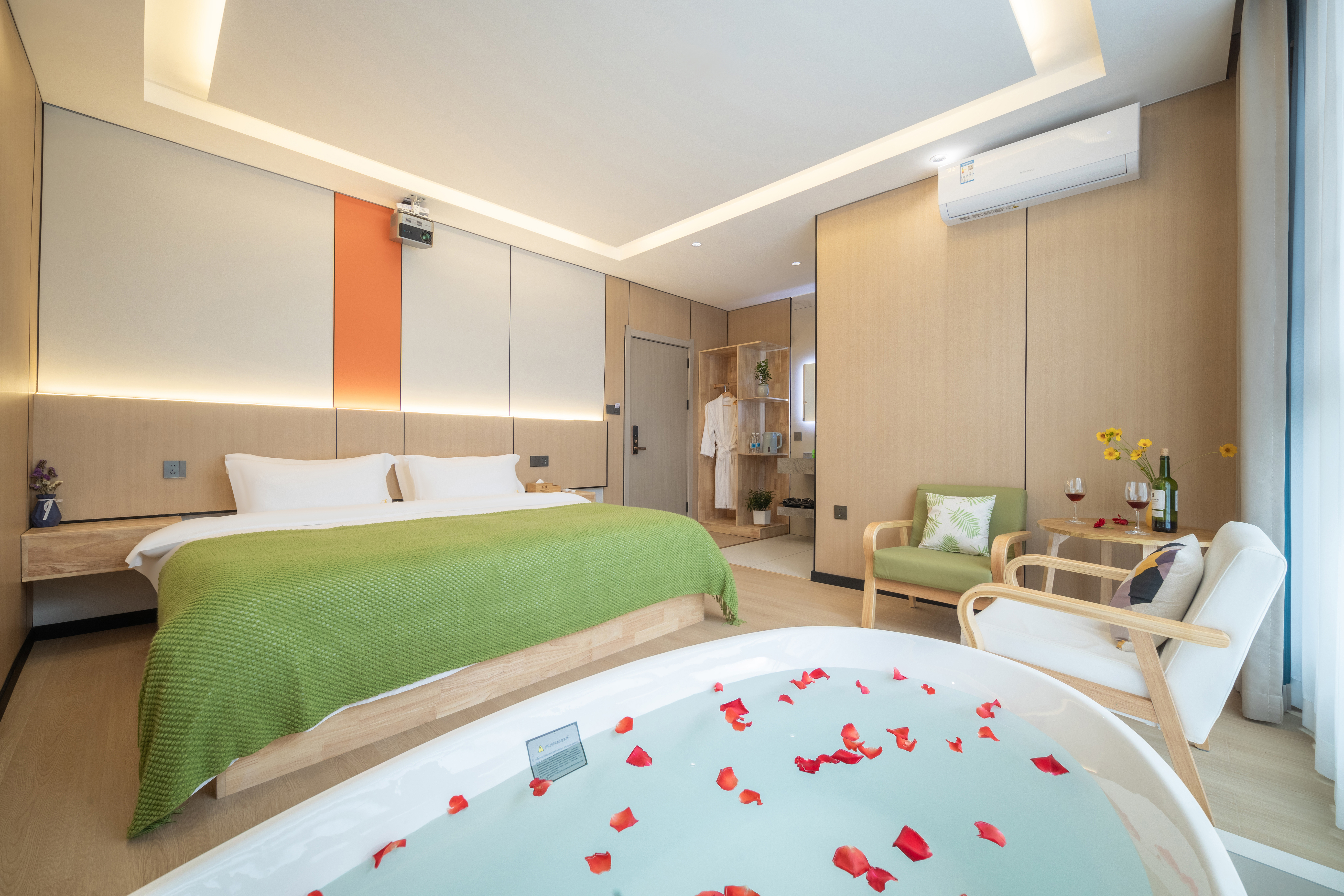 Zhi Huan Tub Double Bed Room With High-End Latex Mattress + Smart Toilet + 100-Inch Projector Av