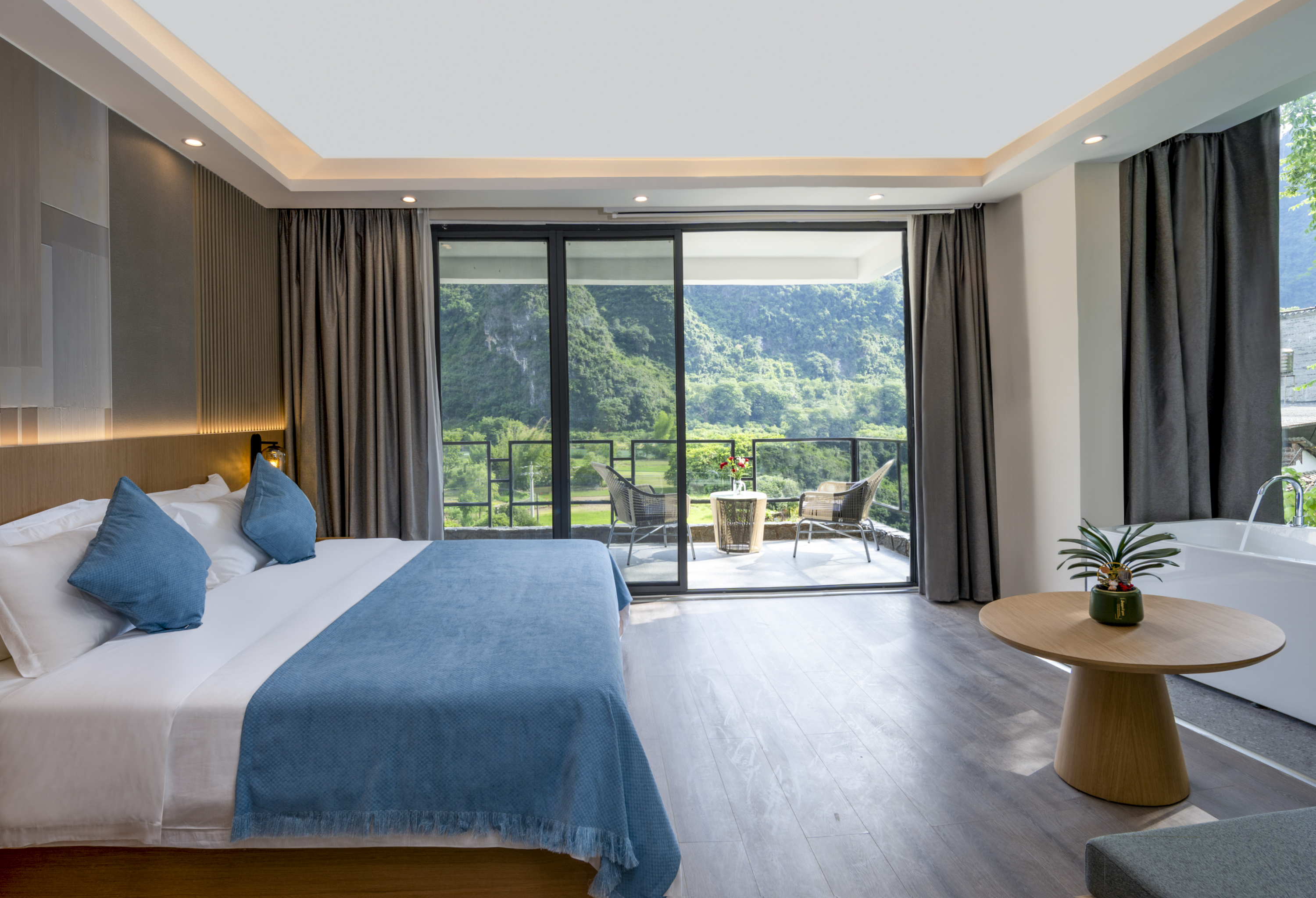 山水阳台投影大床房（河景大阳台+山景浴缸+小冰箱）