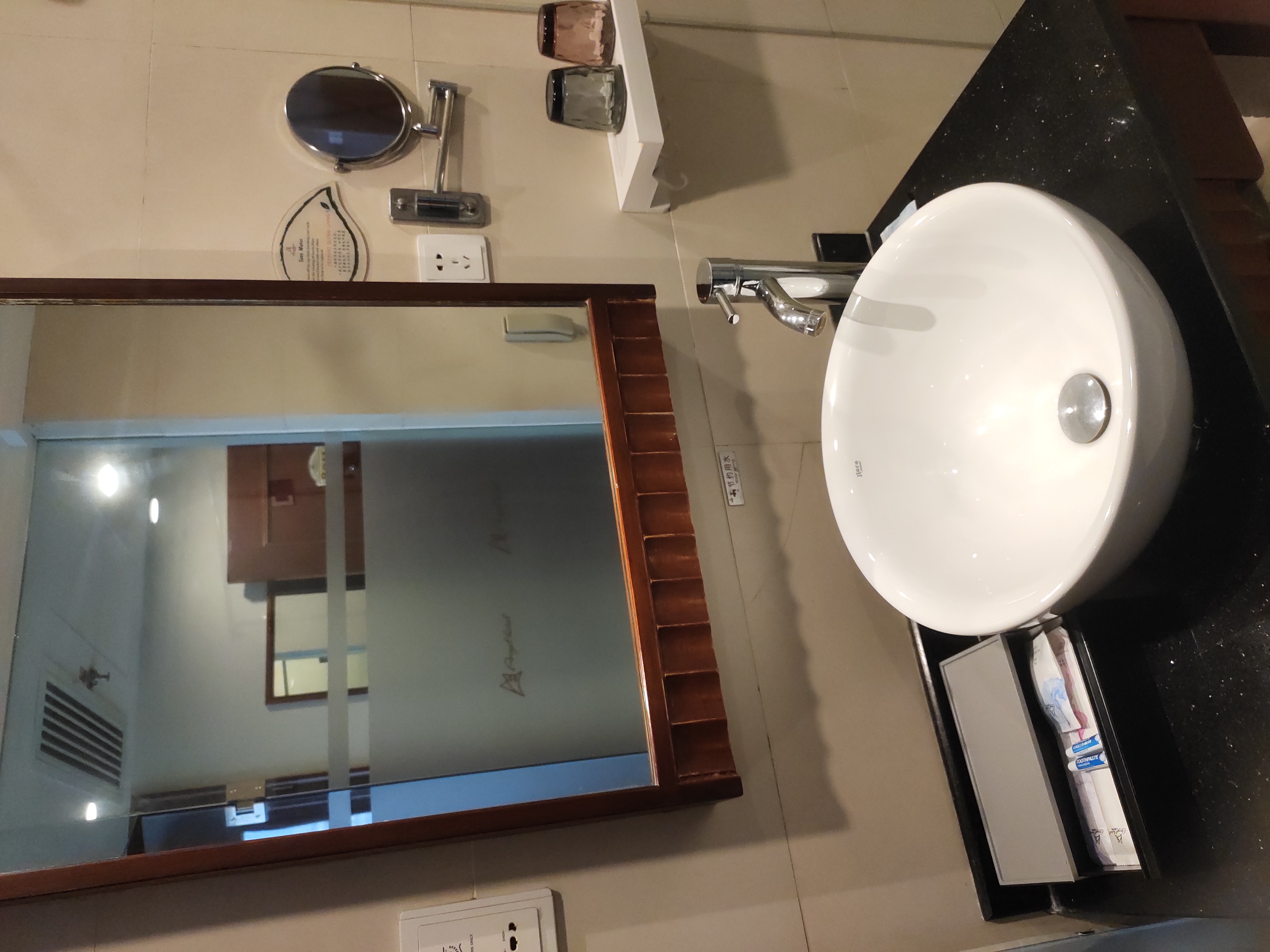 豪华单间（鹅绒床被+小冰箱）