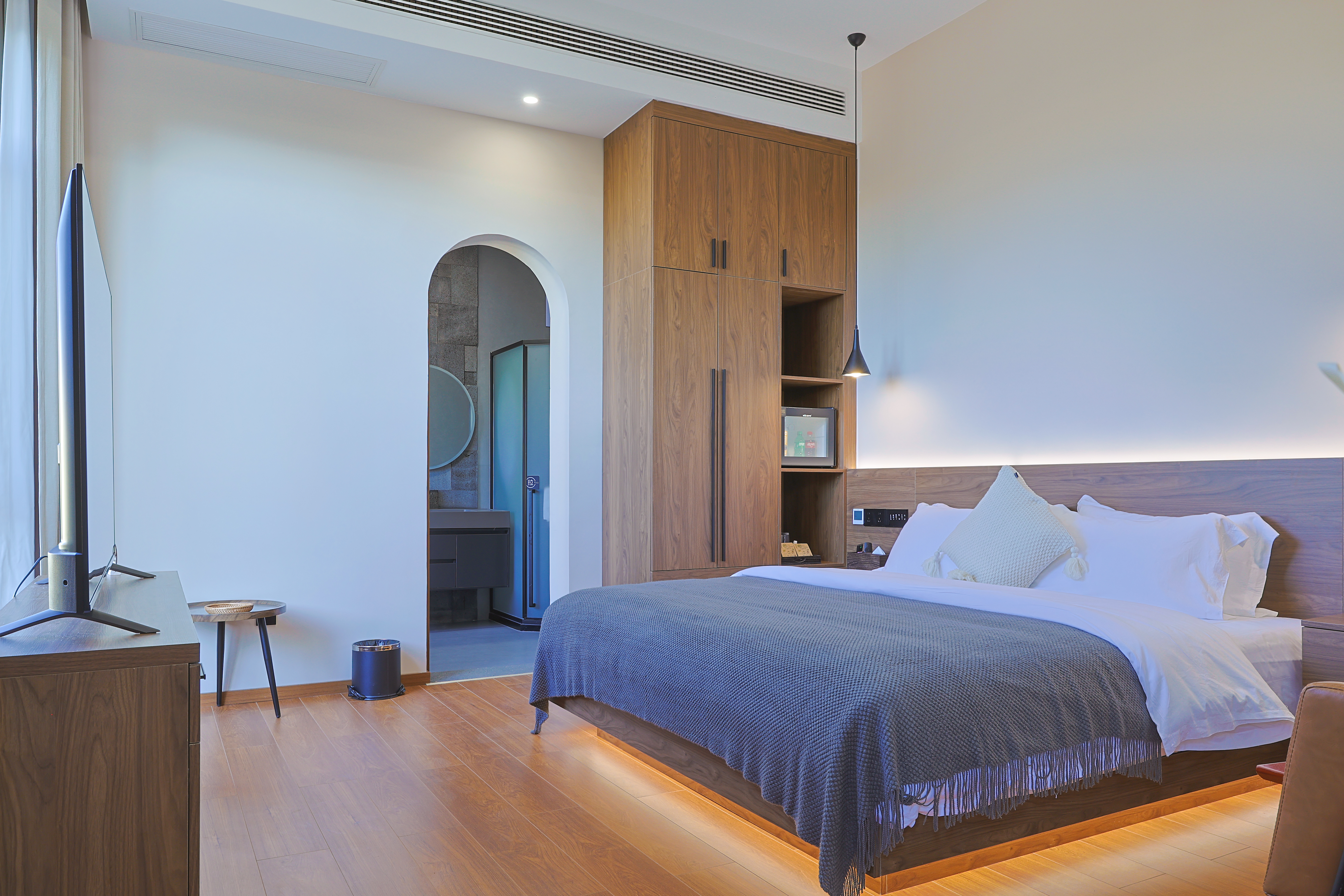 安之·荷度·温泉泡池大床房『小冰箱·壁炉·自动窗帘·原木家俱·庭院美景』