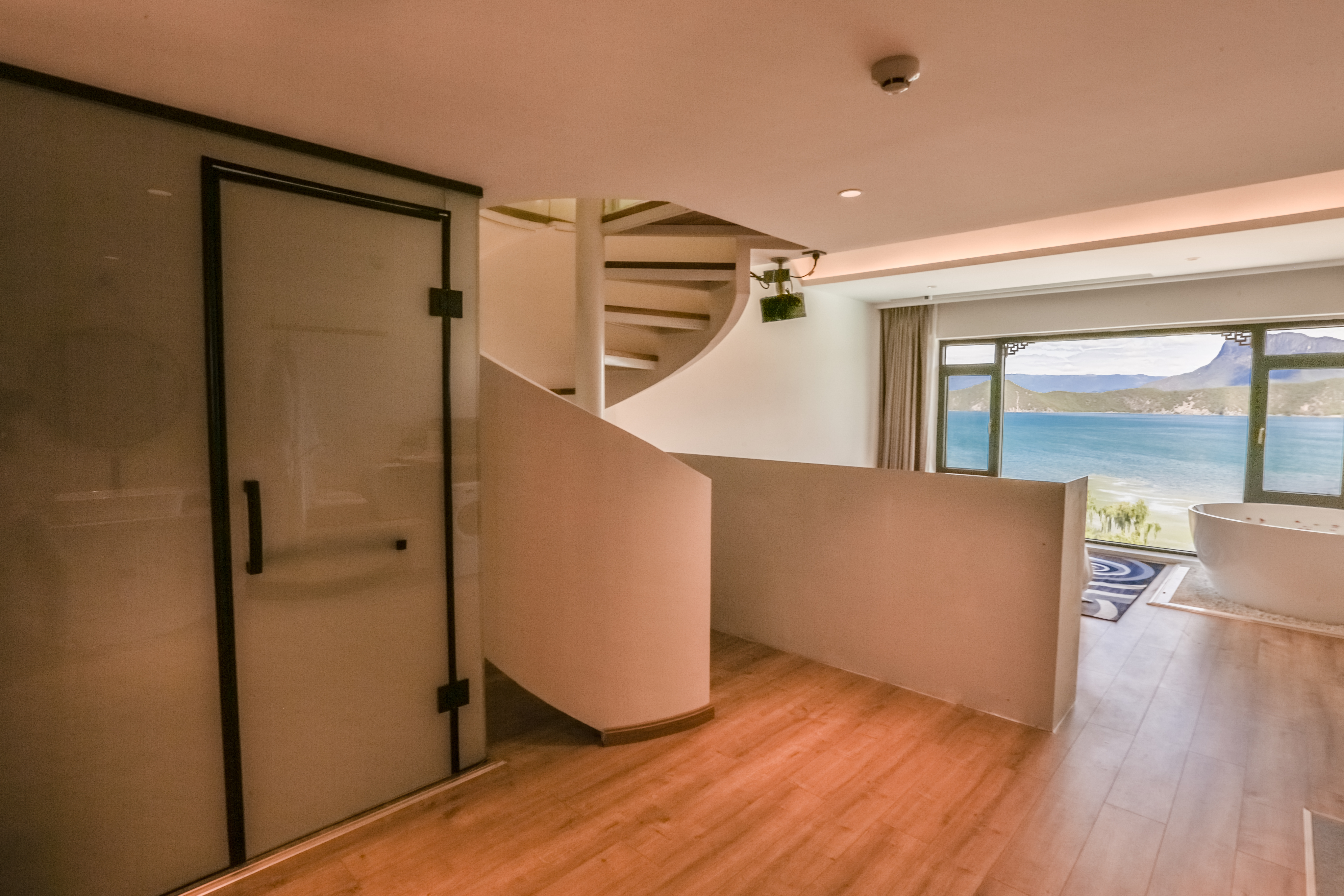 无敌湖景复式亲子套房-洗衣机-晨雾美景-日落晚霞-地暖