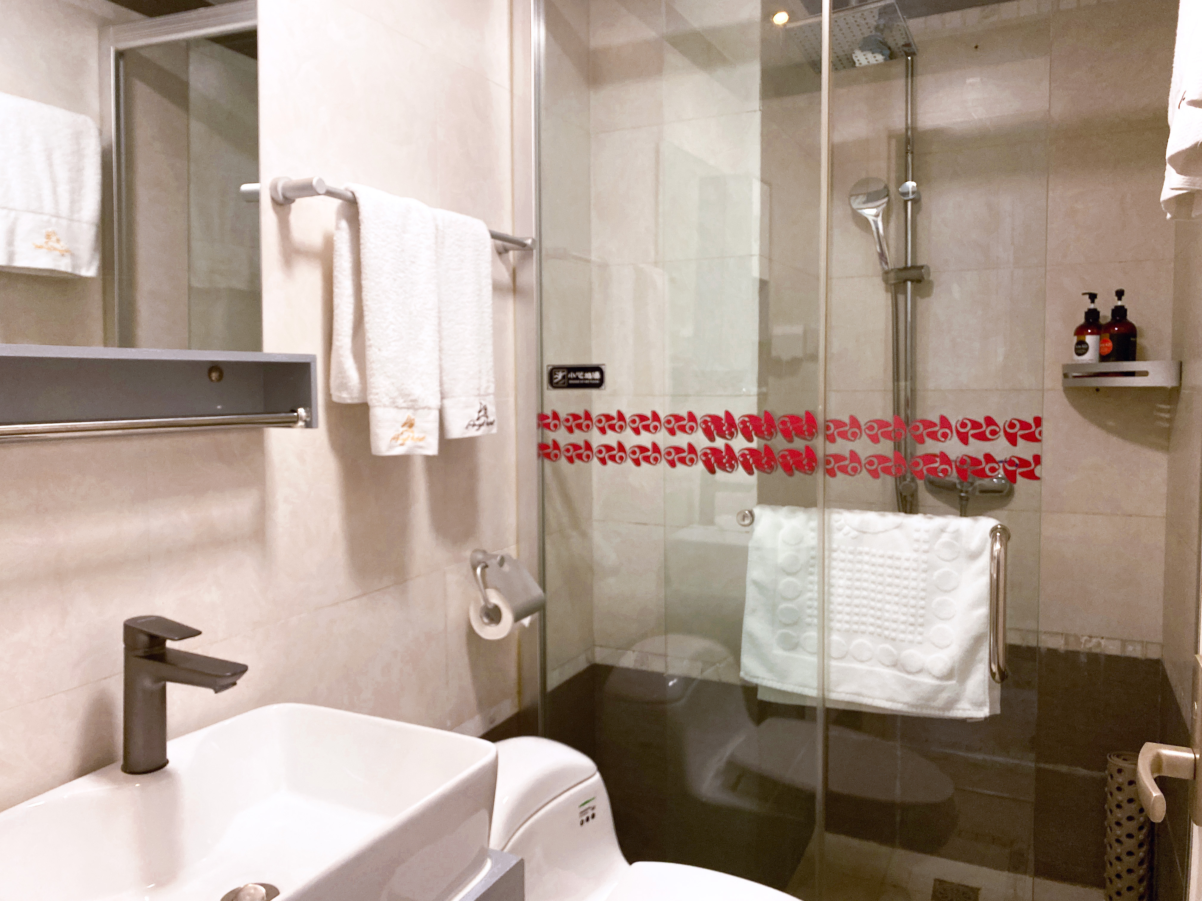 套一公寓（副楼+鹅绒床被+冰箱+微波炉+洗衣机）