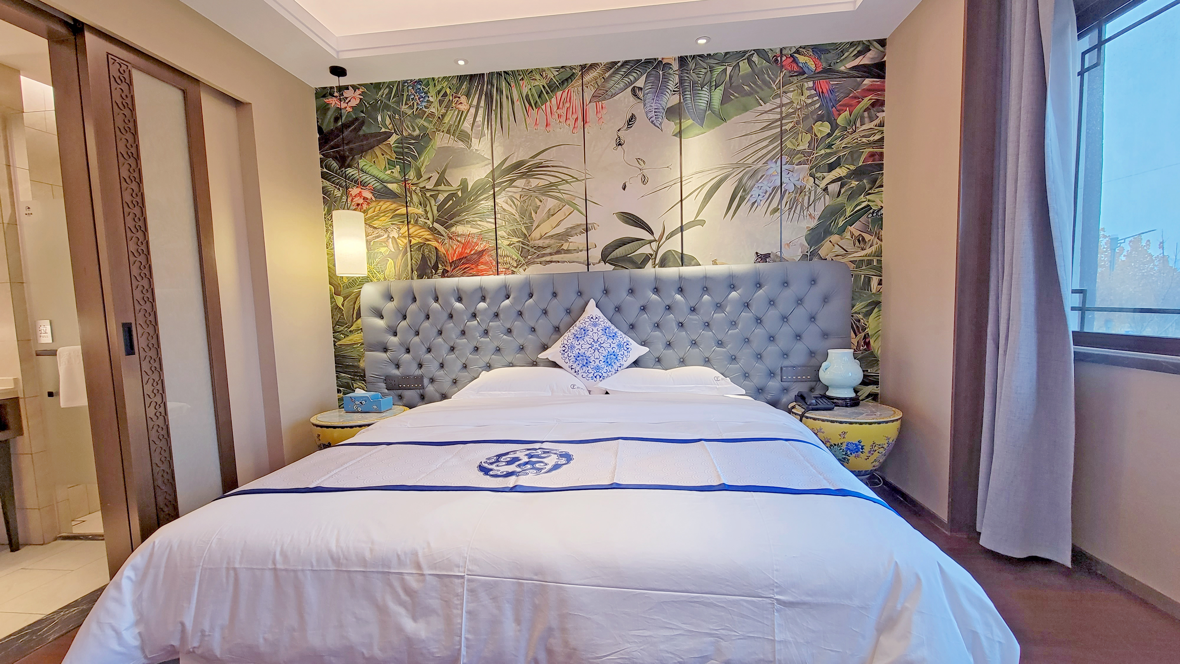 Guangying Bamburgh Neo-Chinese Style Deluxe Scenic View Elegant Suite (Zero Pressure Mattress + Deep Sleep Pillows + Constant Temperature Shower + Solid Wood Sofa Minimalist Style)