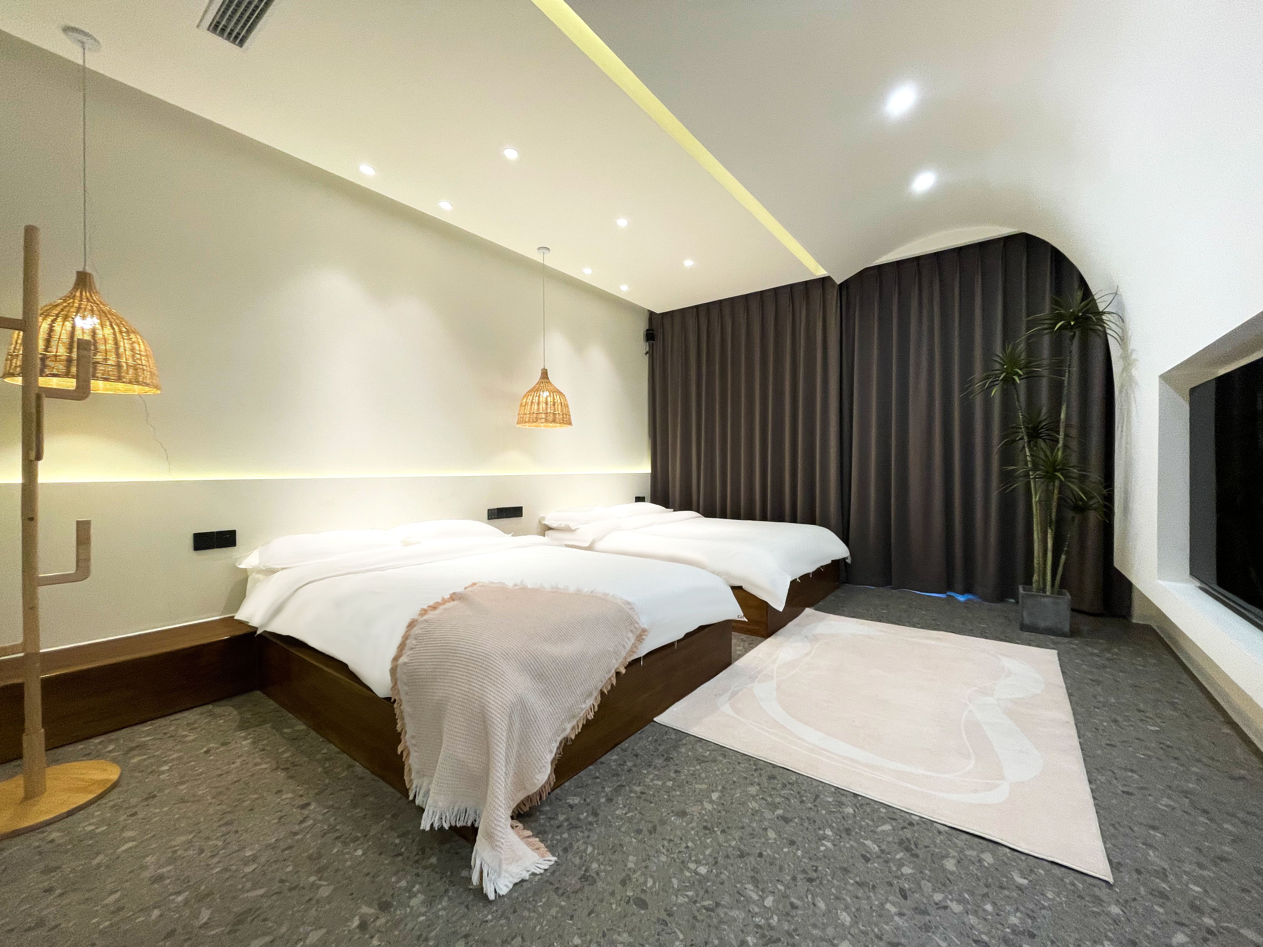 蝴蝶梦豪华家庭双床房—阳台+泳池+山景