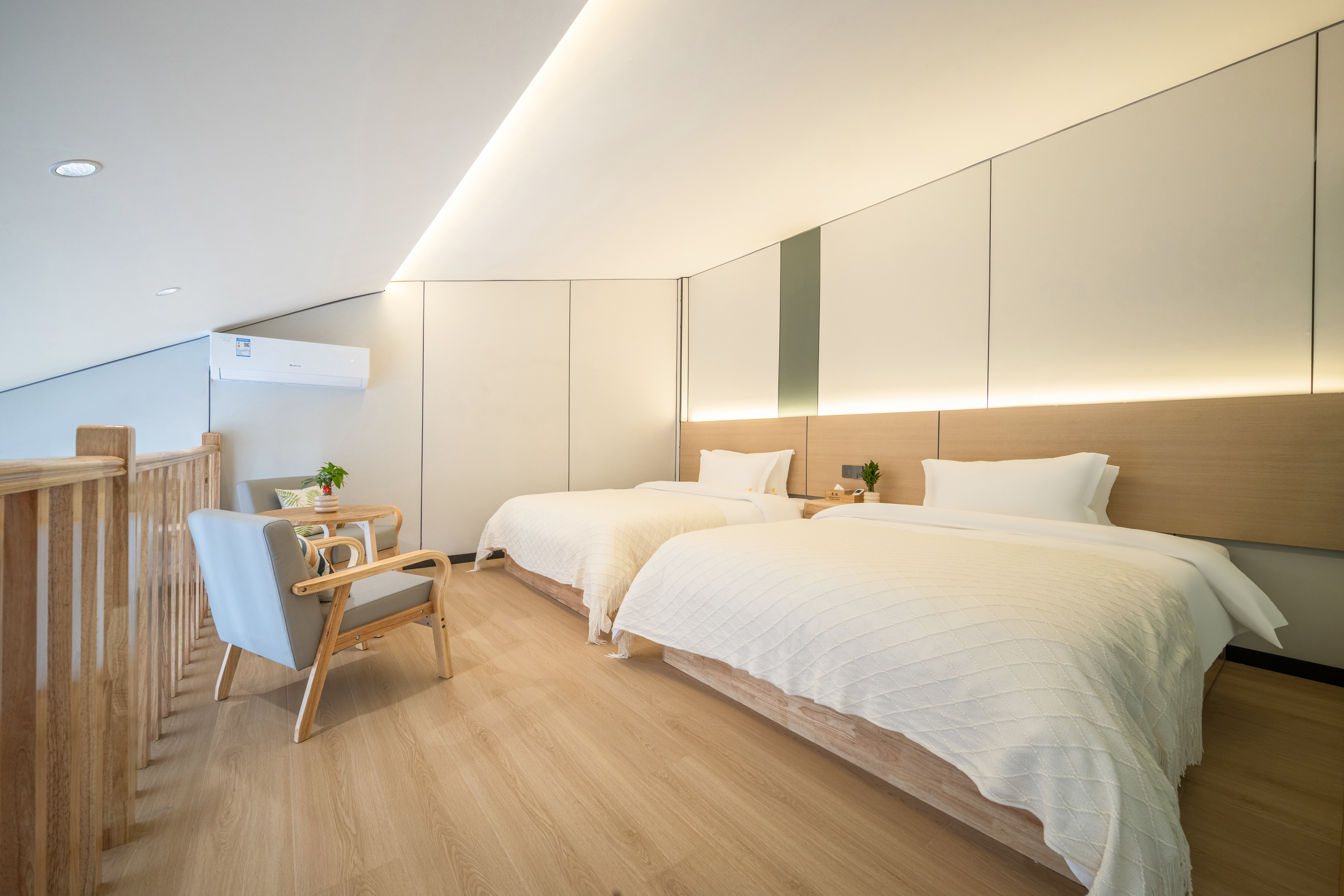 Cloud Comfort Duplex Family Room (Two-Bedroom Two-Bathroom + High-End Latex Mattress + Smart Toilet + 100-Inch Projector Av)