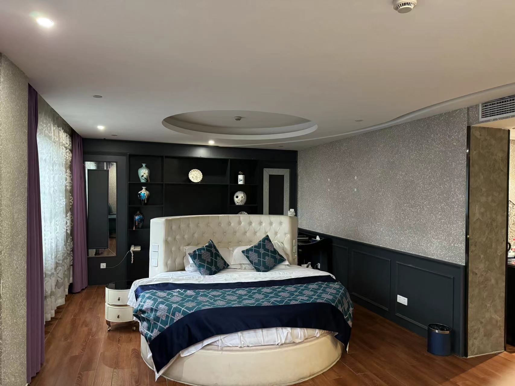 Romantic Couples'round Bed Room With Tub And Seating Area