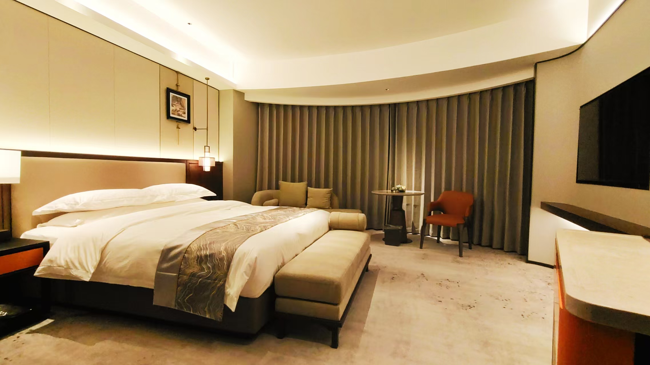 豪华大床房（景观落地窗+RoomPlus洗护用品+小冰箱）