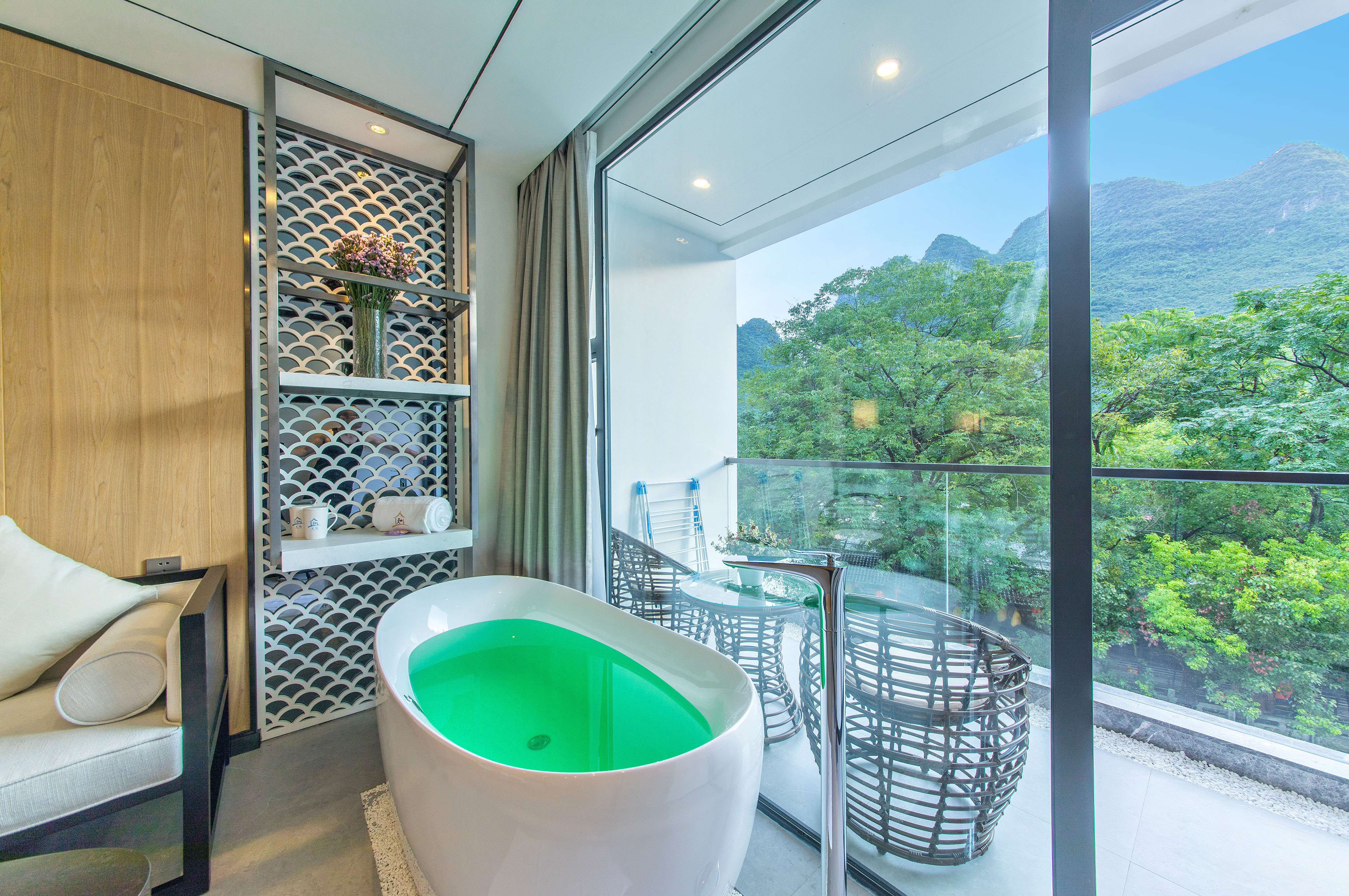 Shanshui Double Bed Room With Scenic Balcony And Scenic Tub