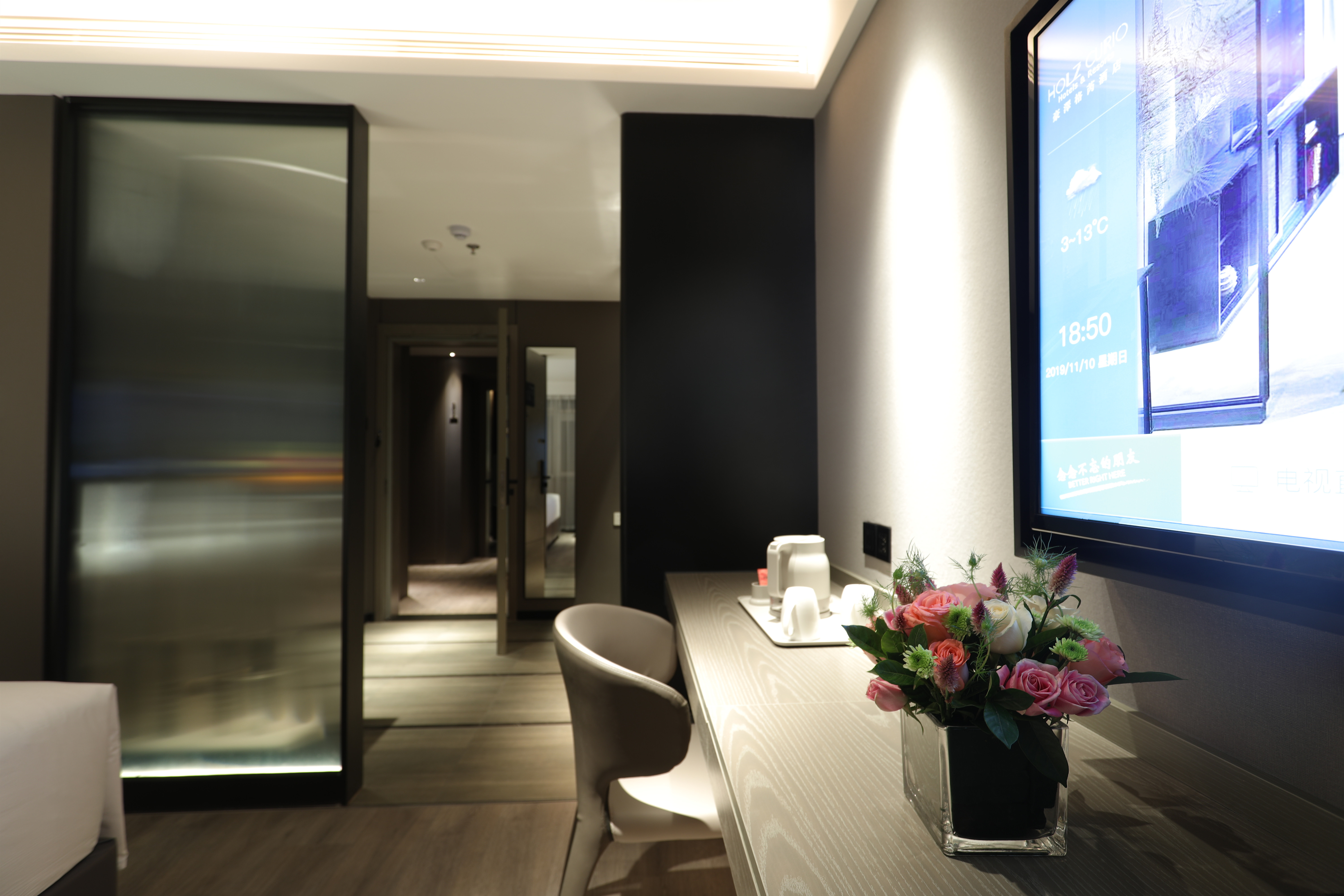 Guestroom (King Bed) (Fridge)