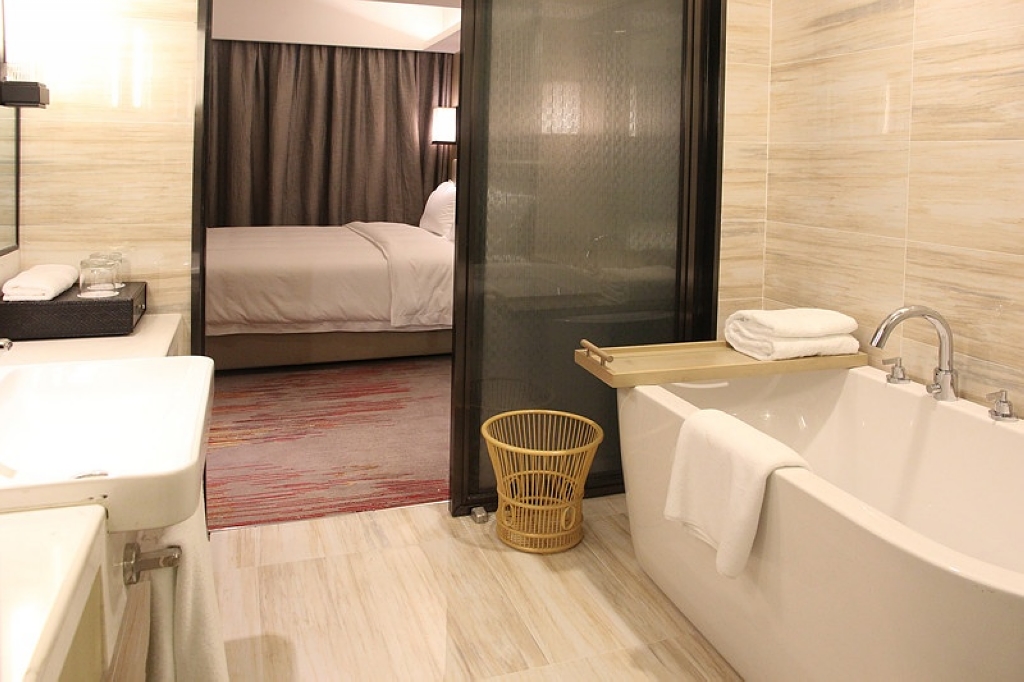 Superior Suite (Parlor + Tub)