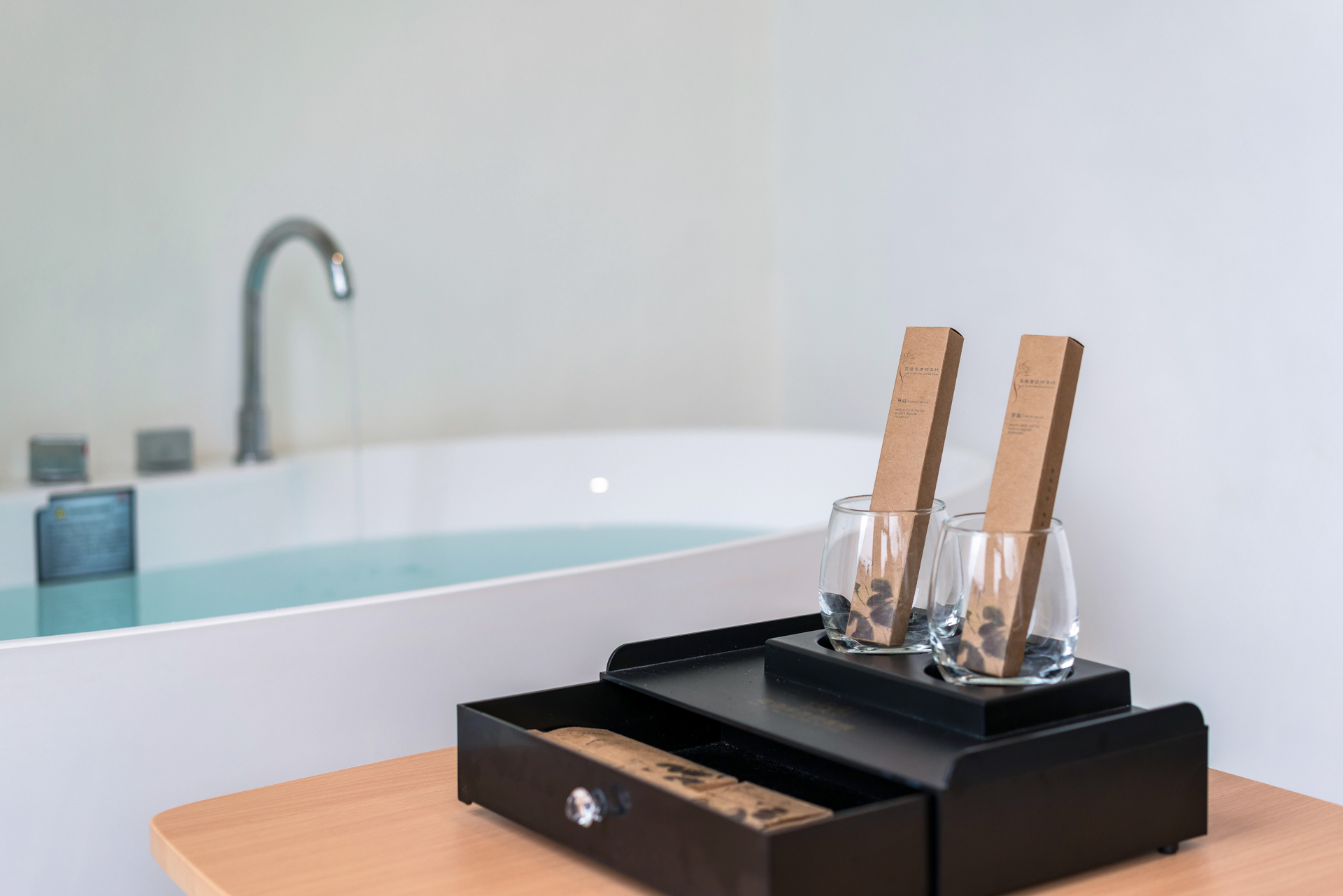 舒适阳光浴缸大床