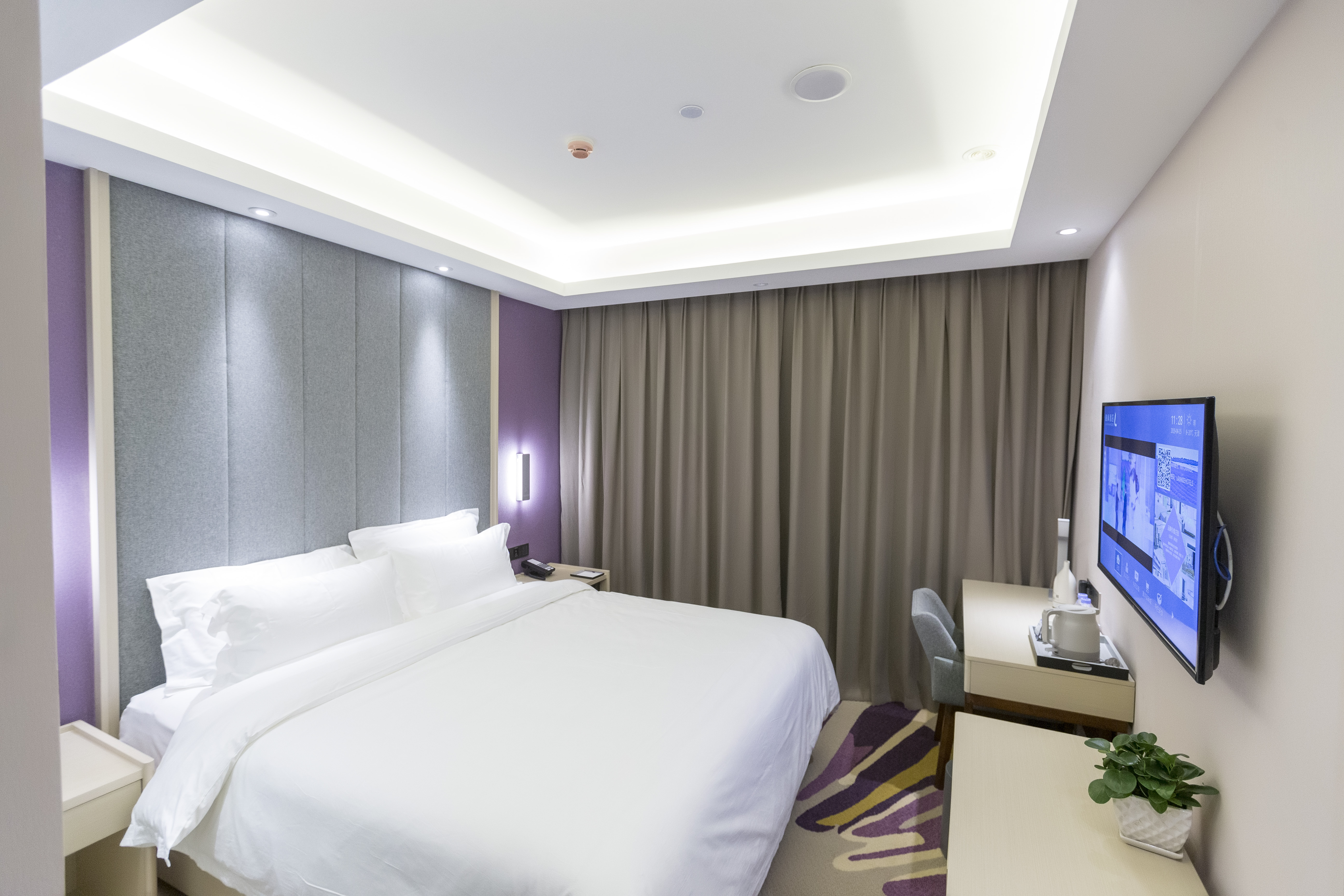 豪华大床房（慕思床垫+电视投屏+智能客控+小冰箱）