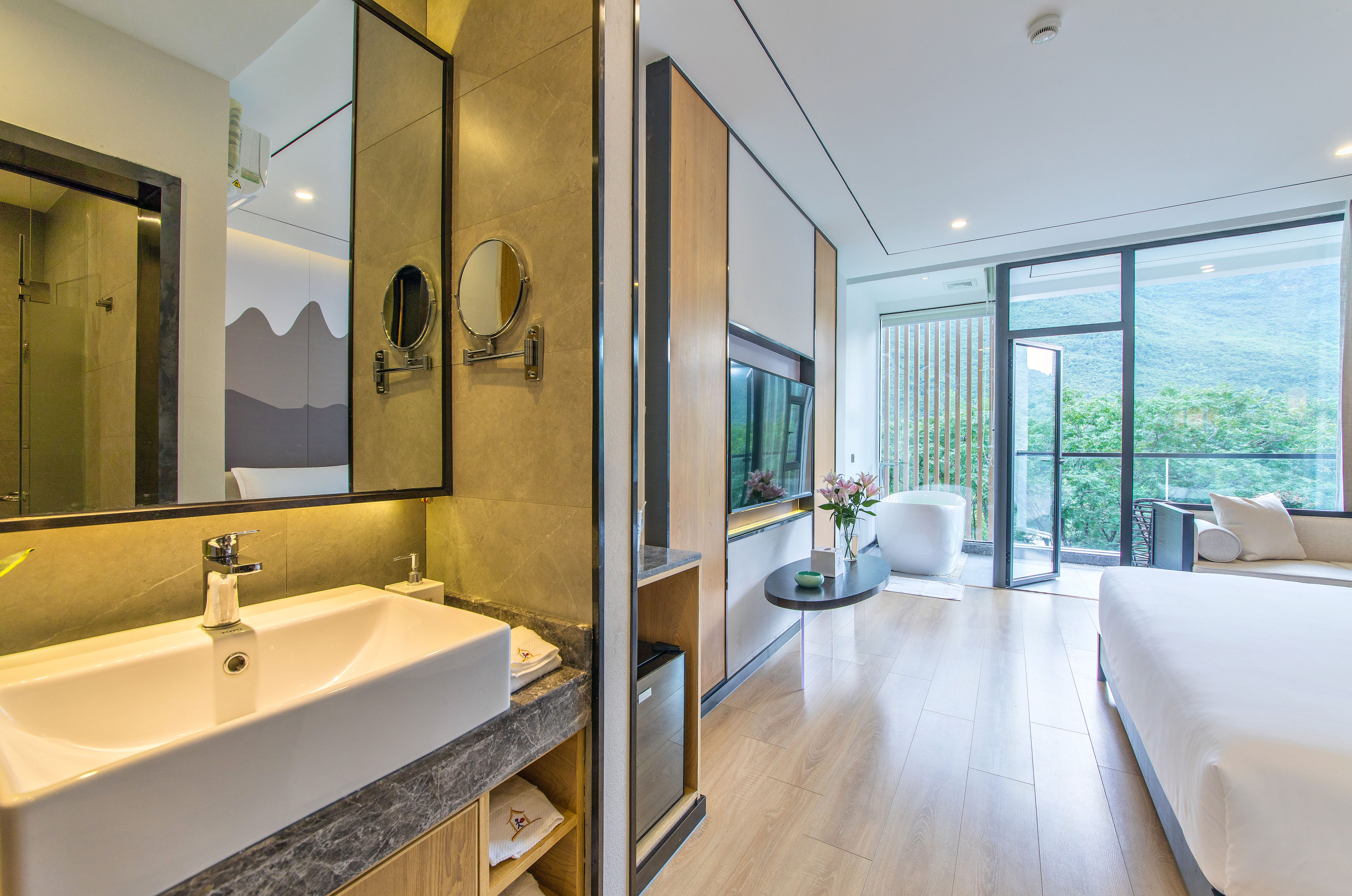 Pastoral Double Bed Room With Scenic Balcony And Scenic Tub