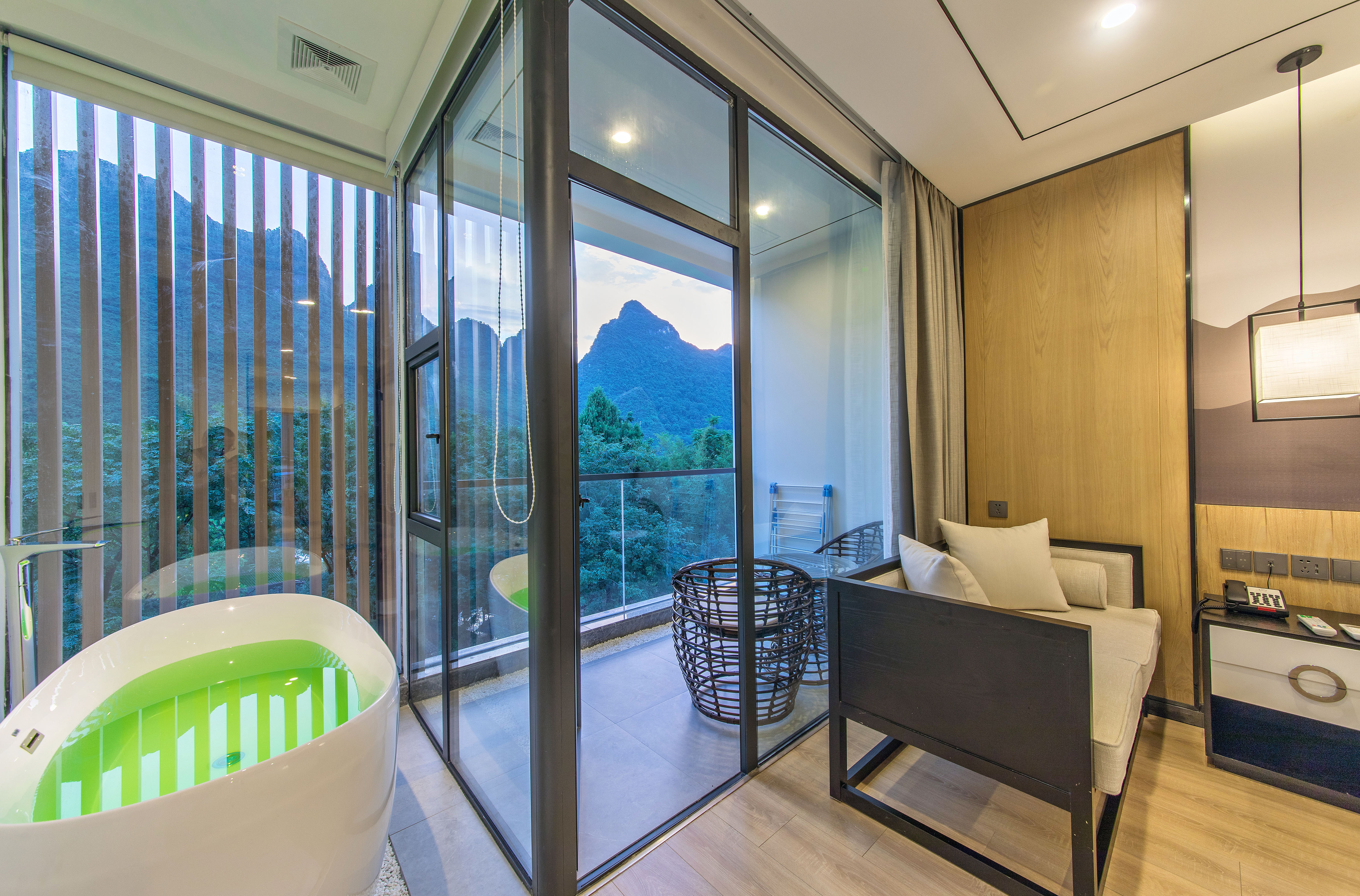 Shanshui Double Bed Room With Scenic Balcony And Scenic Tub