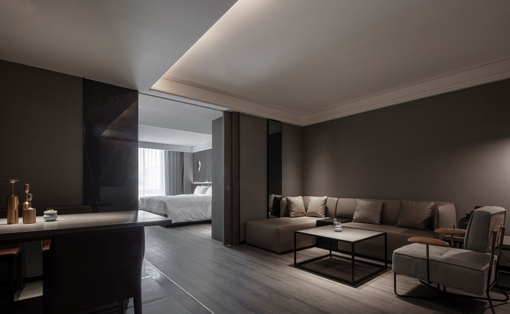 Ge Rui Suite (Queen Bed + Parlor + Romantic Tub + Conference Table + Sensor-Based Guest Control)