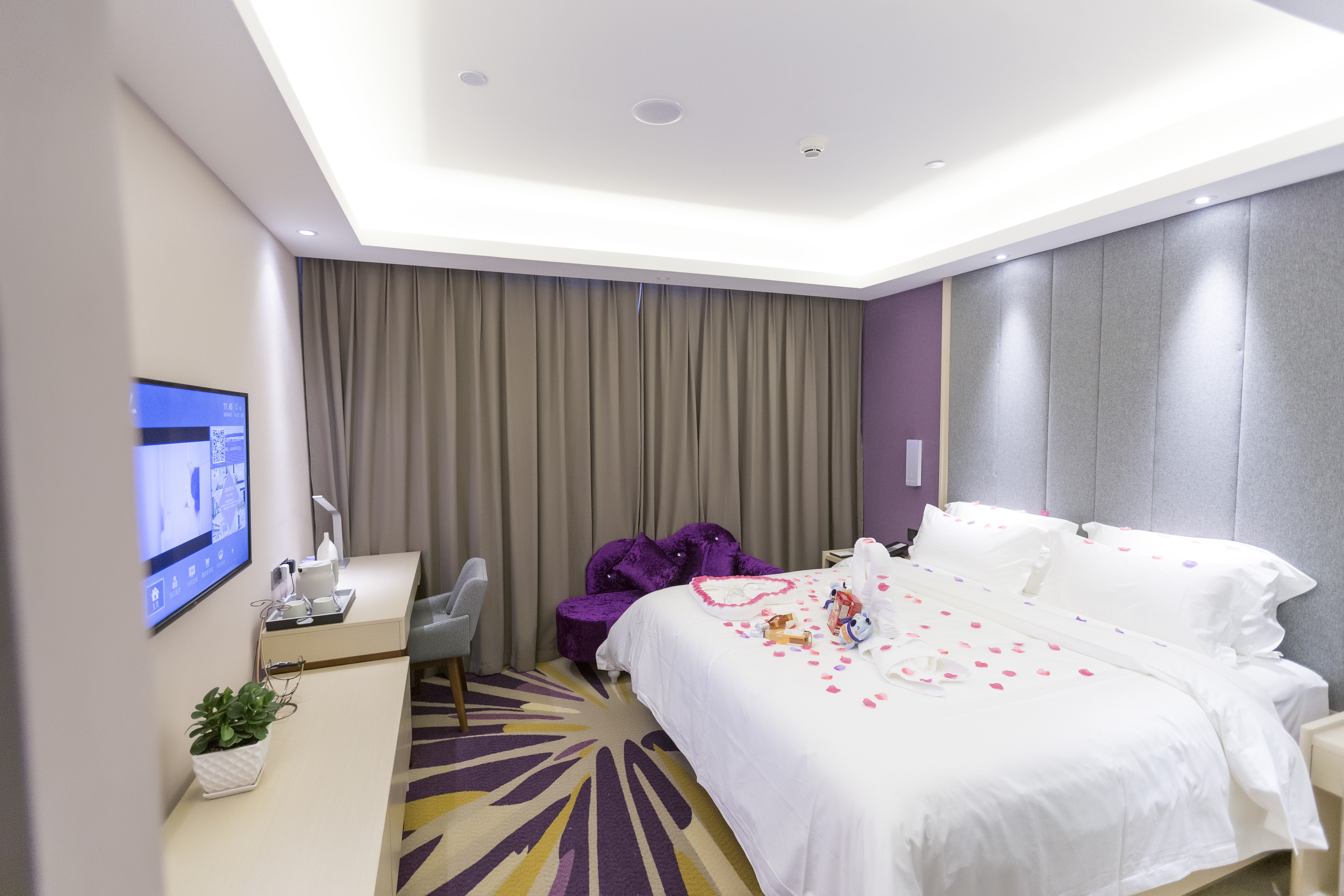 浪漫优享房（慕思床垫+电视投屏+智能客控+小冰箱）