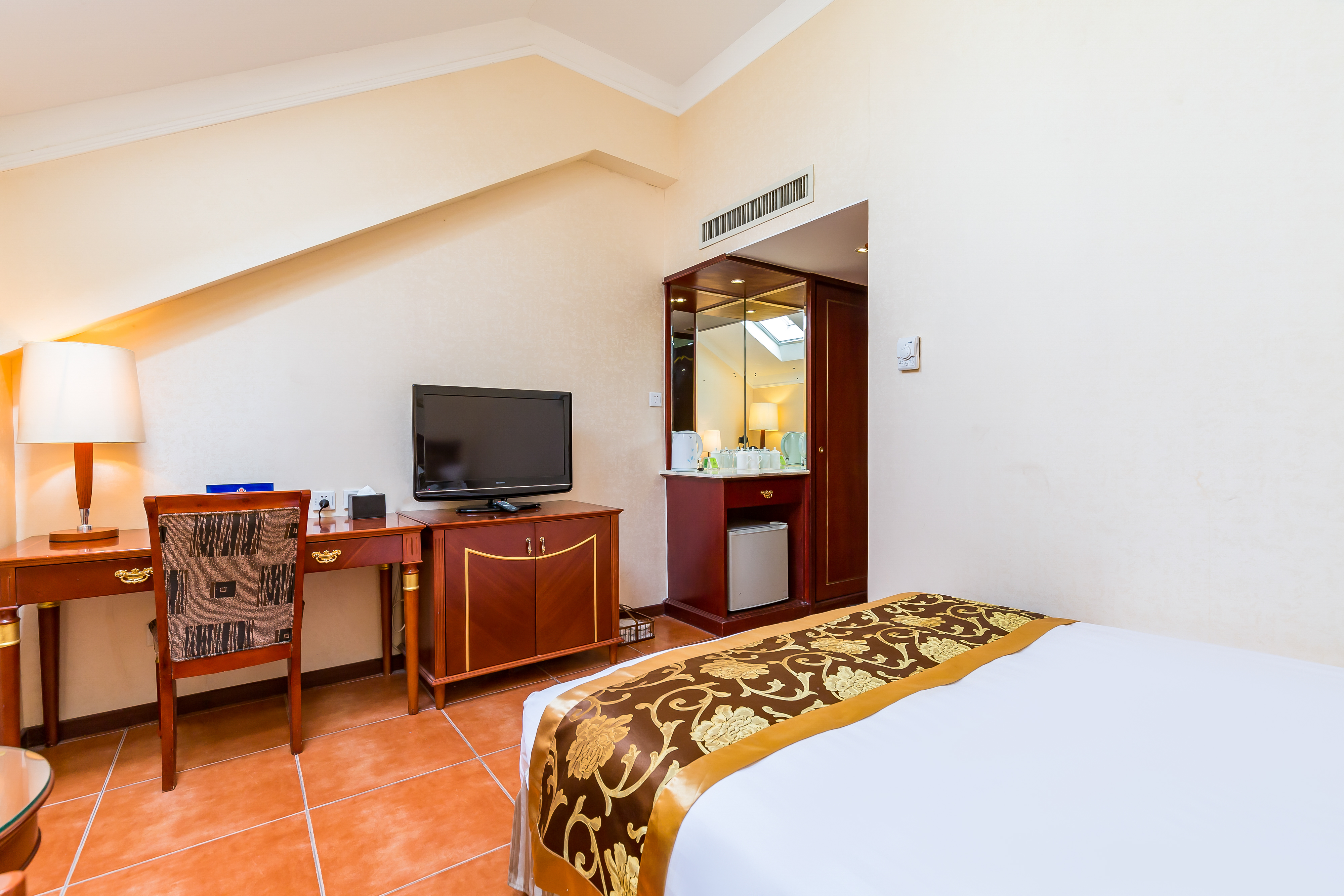 欧式斜顶天窗房