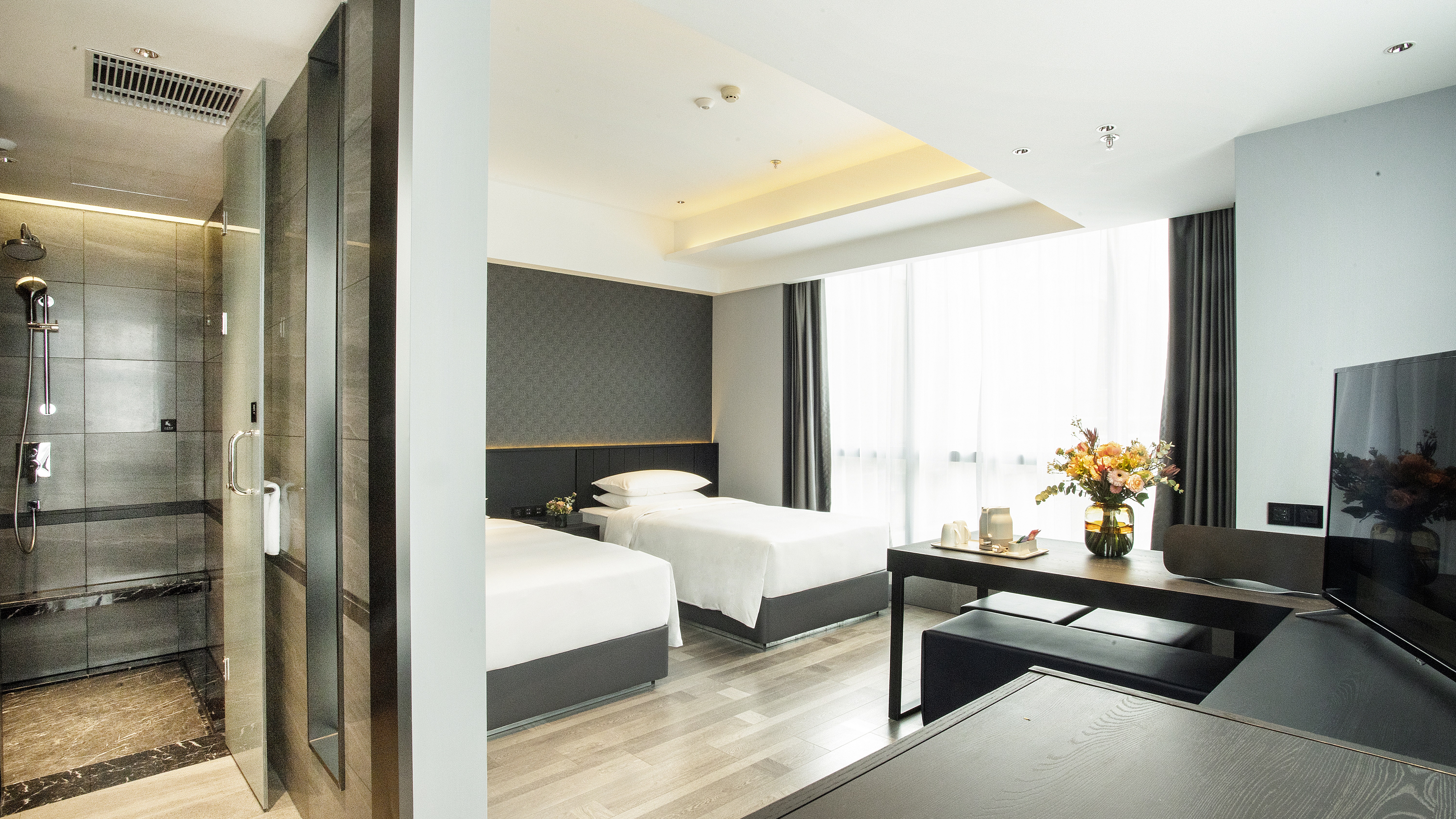 Independent Twin Bedroom Family Suite (Two Separate Bedrooms + Twin Beds Three Beds + Smart Guest Control + Extra-Large Space)