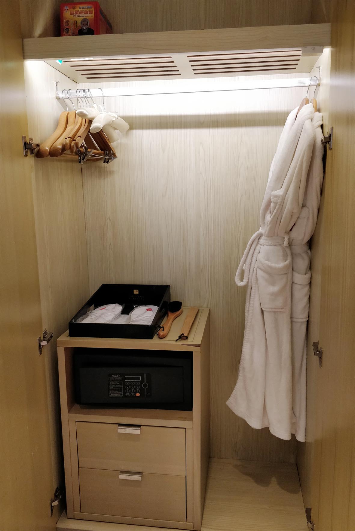 Family Twin Room (Two-Bedroom + Memory Foam Pillows + Tub)