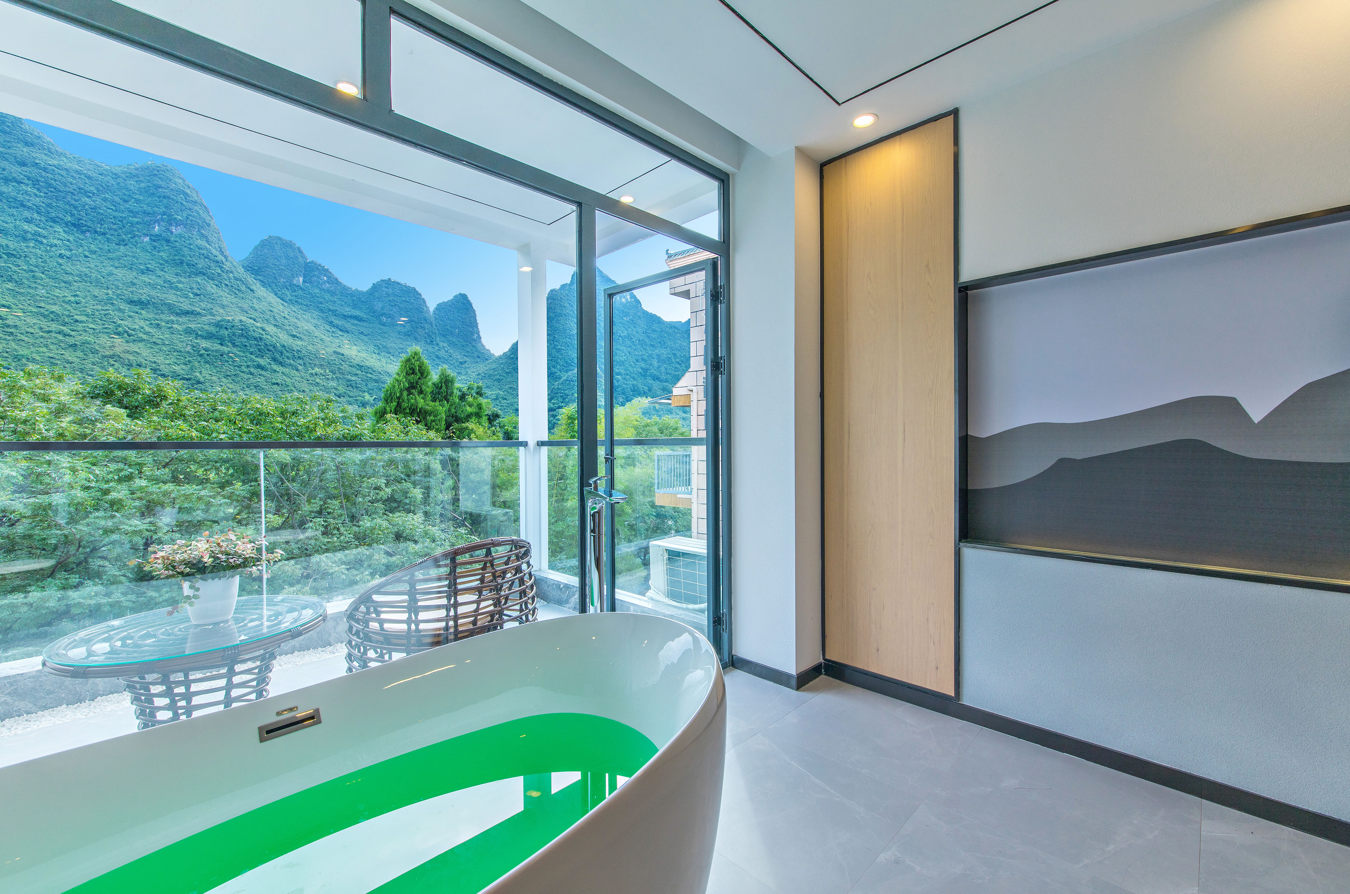 Shanshui Family Room With Scenic Balcony And Scenic Tub