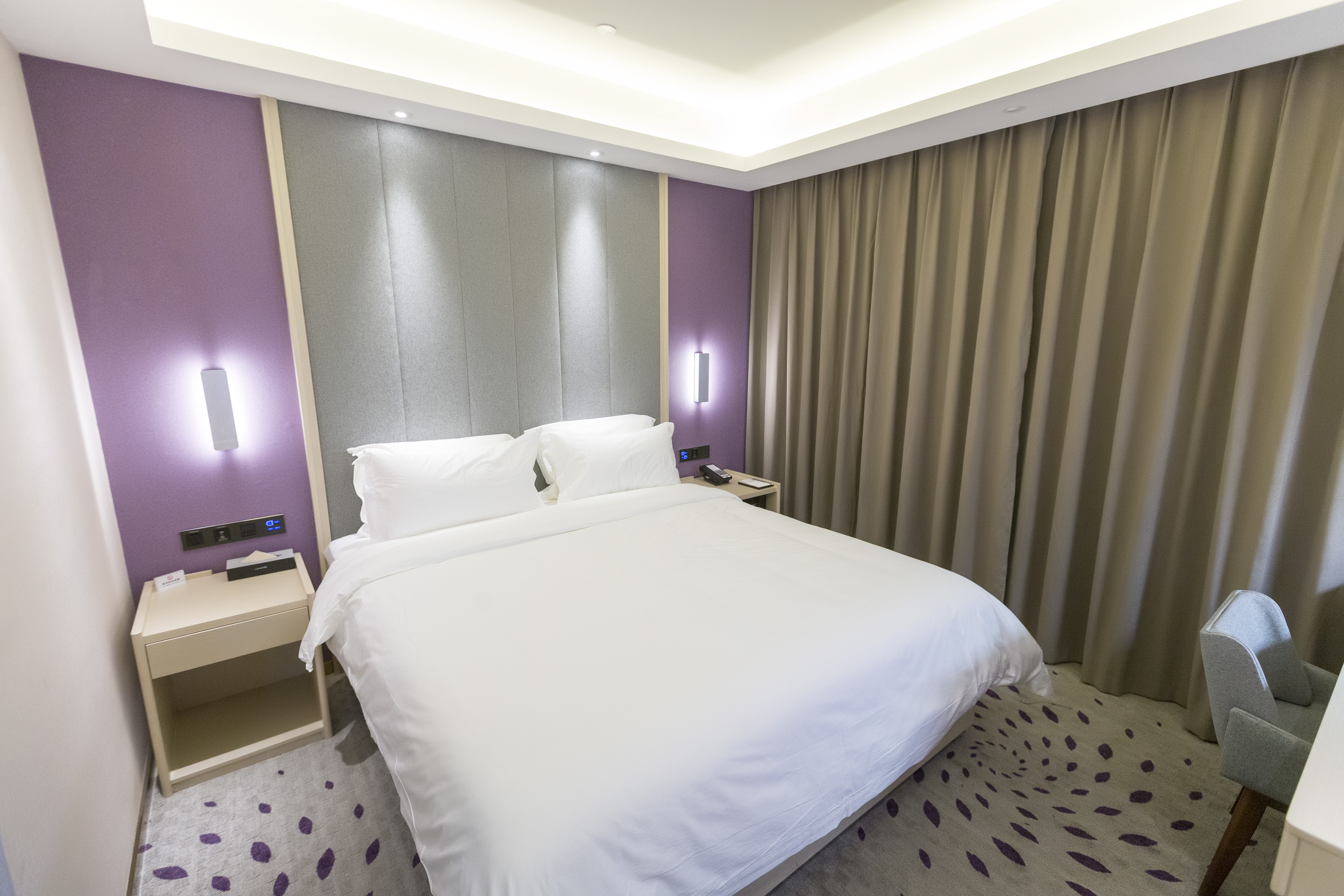 豪华大床房（慕思床垫+电视投屏+智能客控+小冰箱）