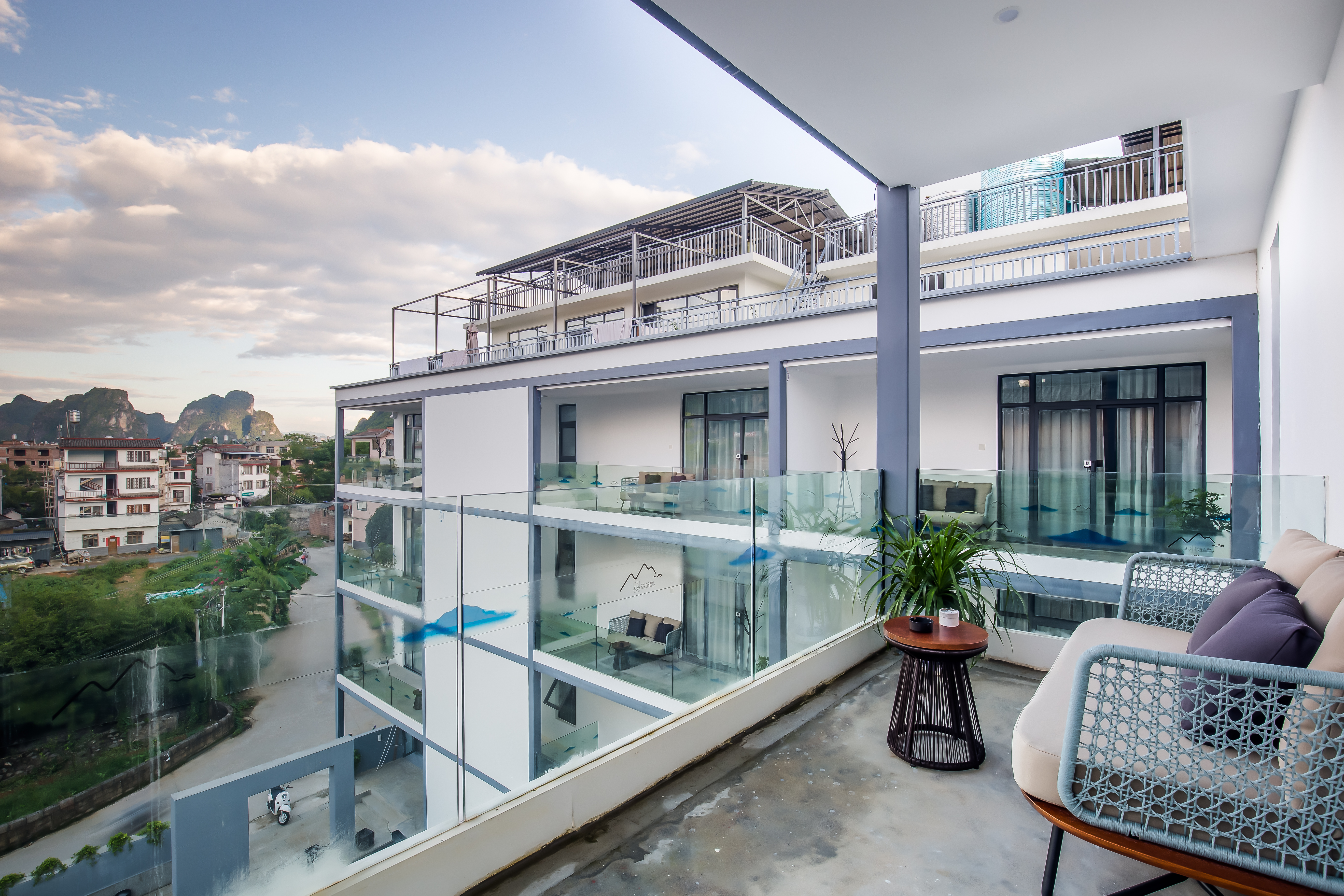 Qi Chi 180 ° Balcony Double Bed Room