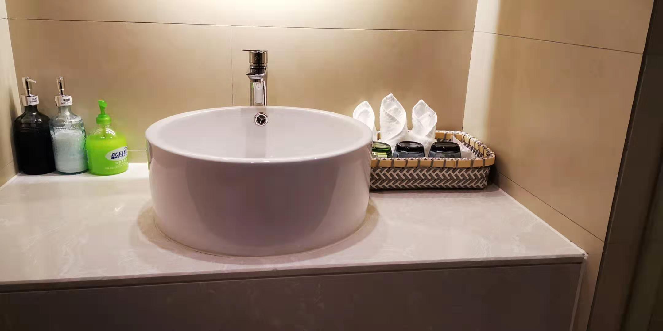 山隅舒适三床房