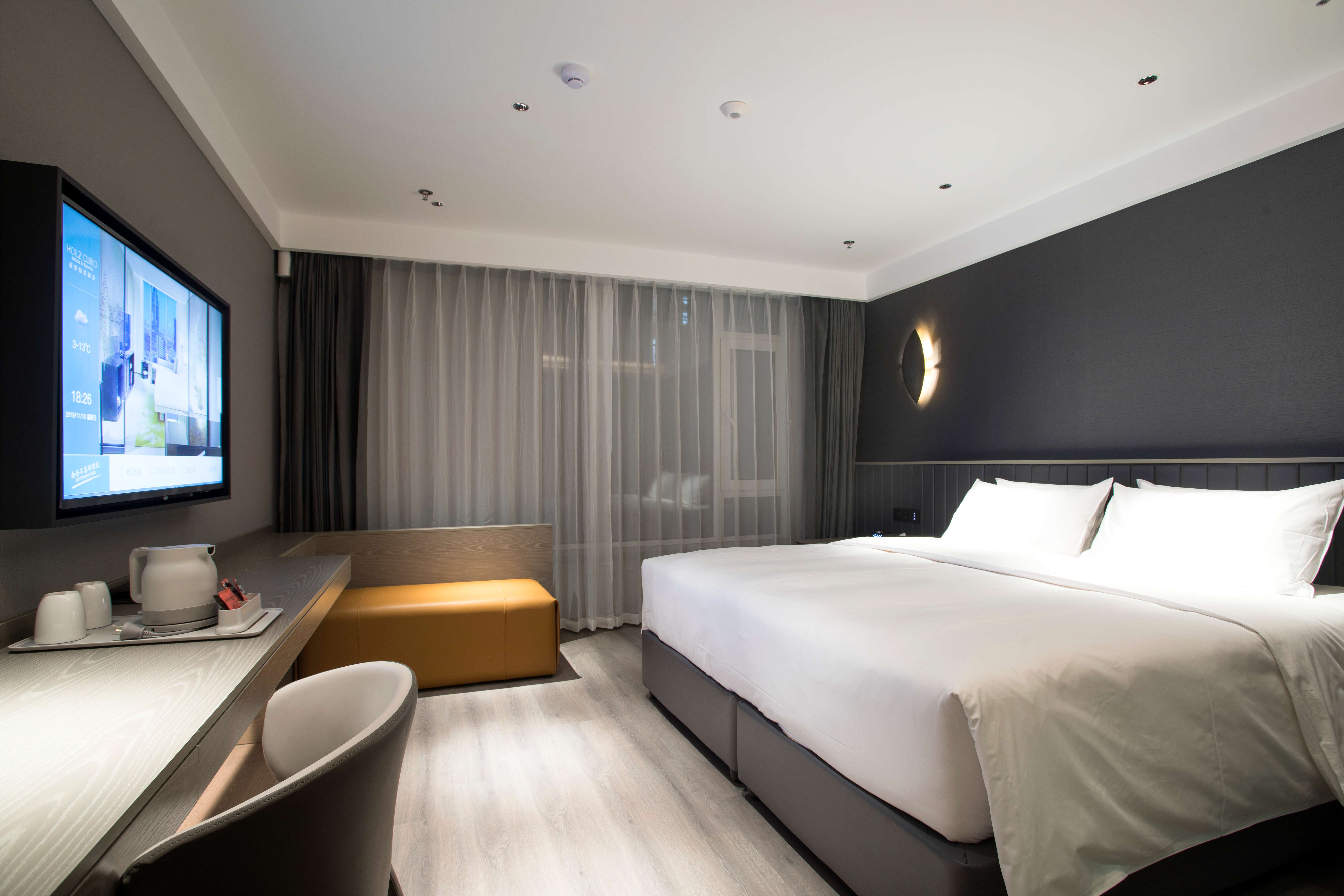 Guestroom (King Bed) (Fridge)1