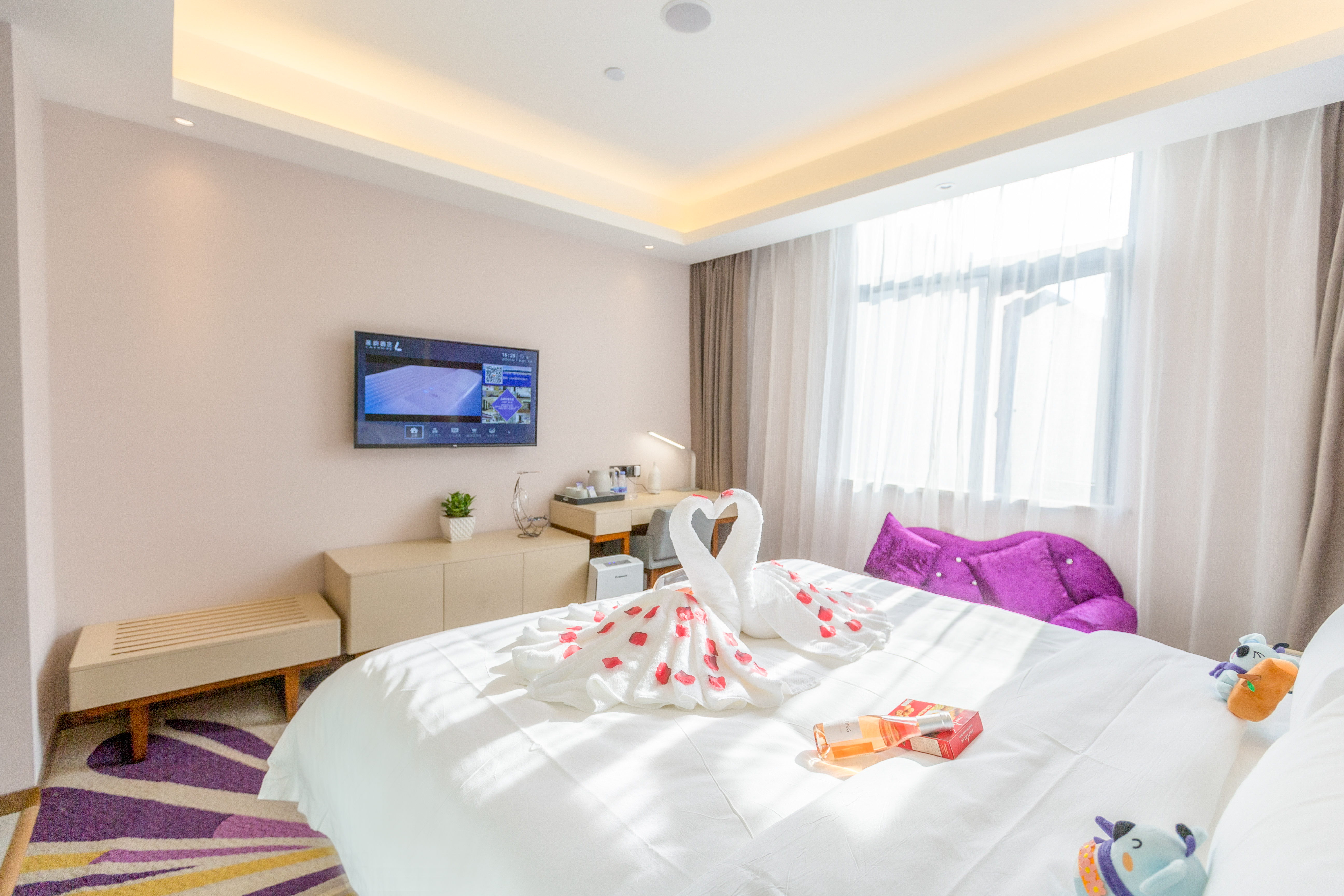 浪漫优享房（慕思床垫+电视投屏+智能客控+小冰箱）