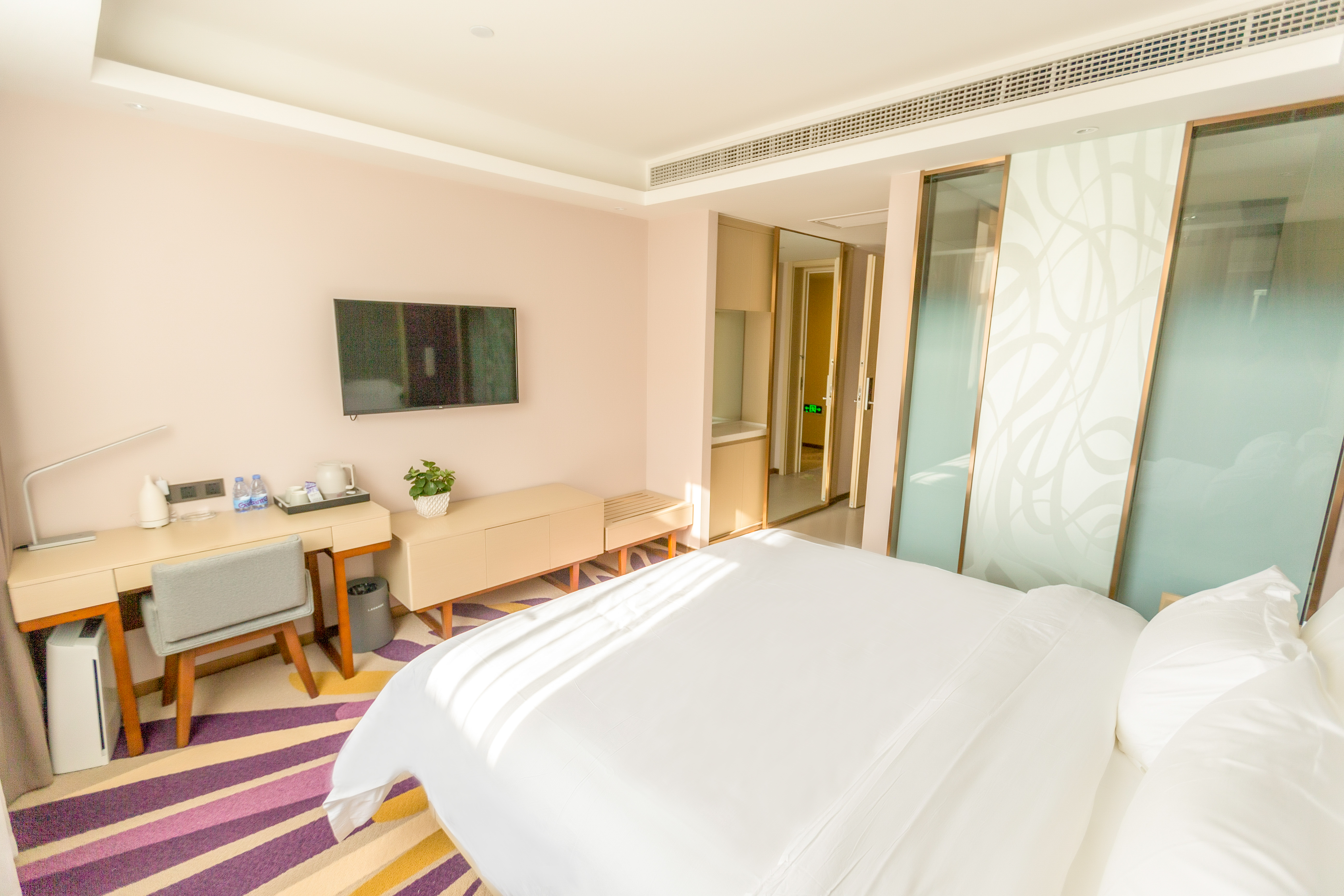 商务大床房（慕思床垫+电视投屏+智能客控+小冰箱）