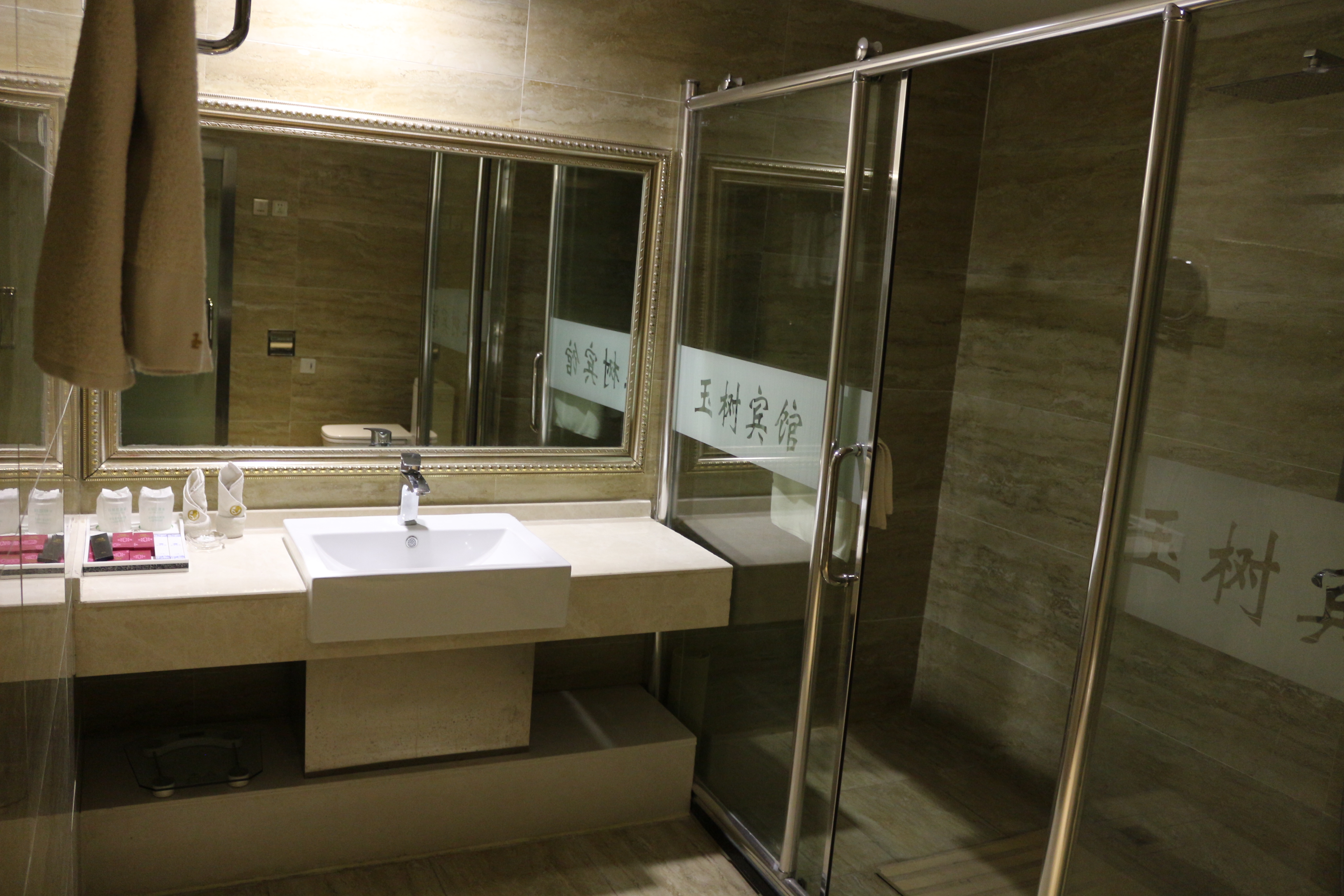 经济大床房（无窗）