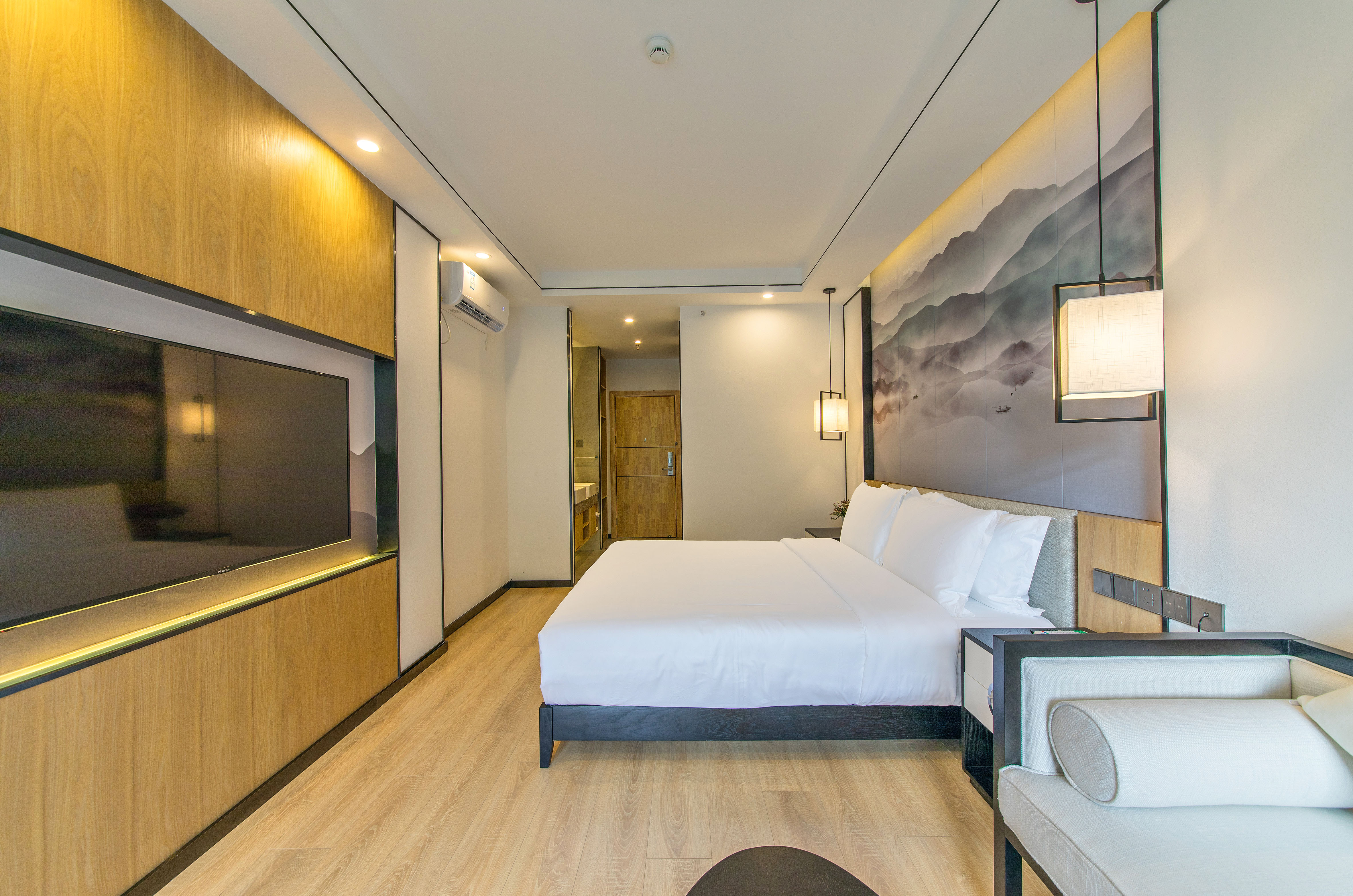 Pastoral Double Bed Room With Scenic Balcony And Scenic Tub