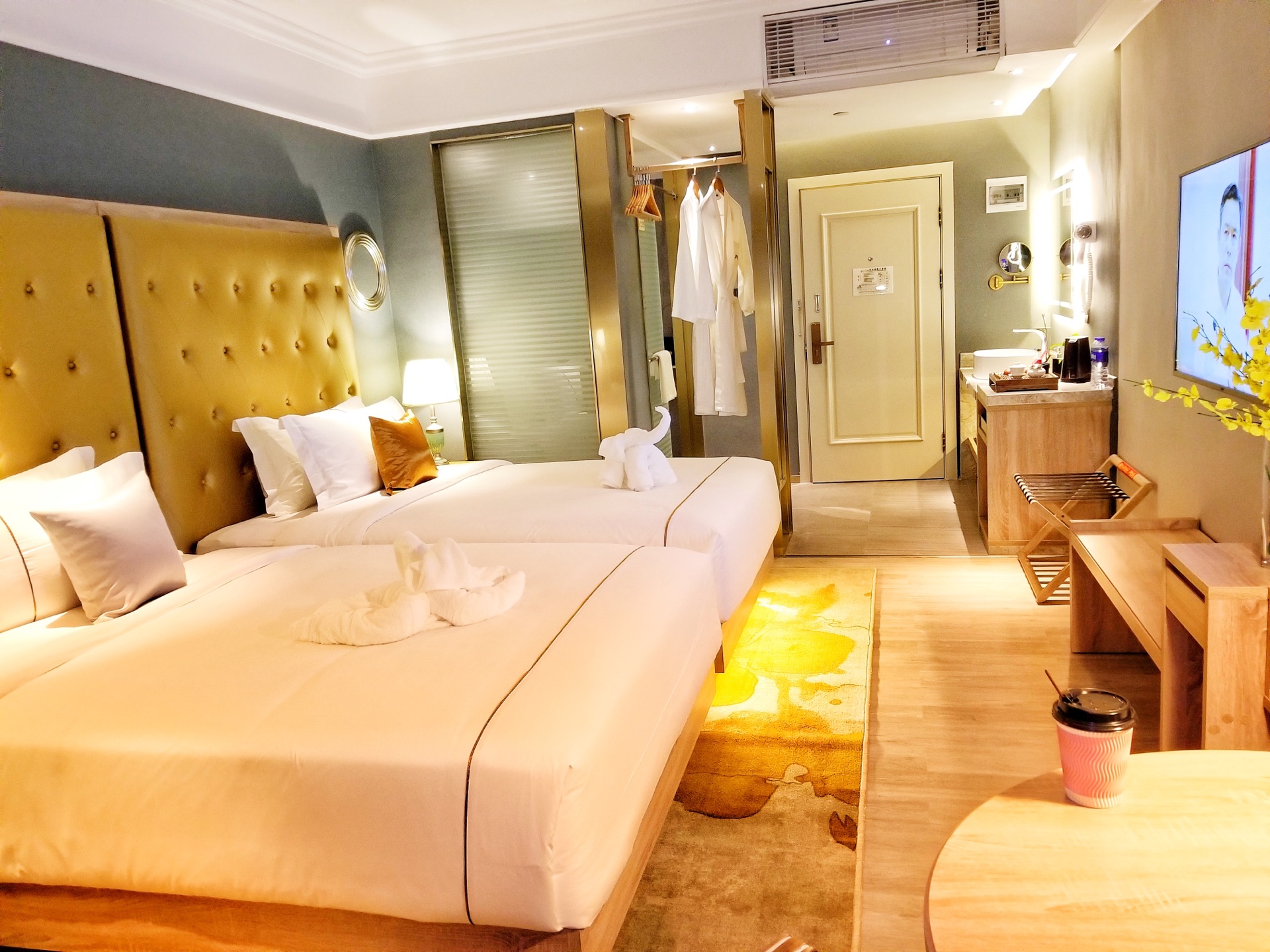 豪华城景双床房【舒适浴袍+落地窗+安睡床品】