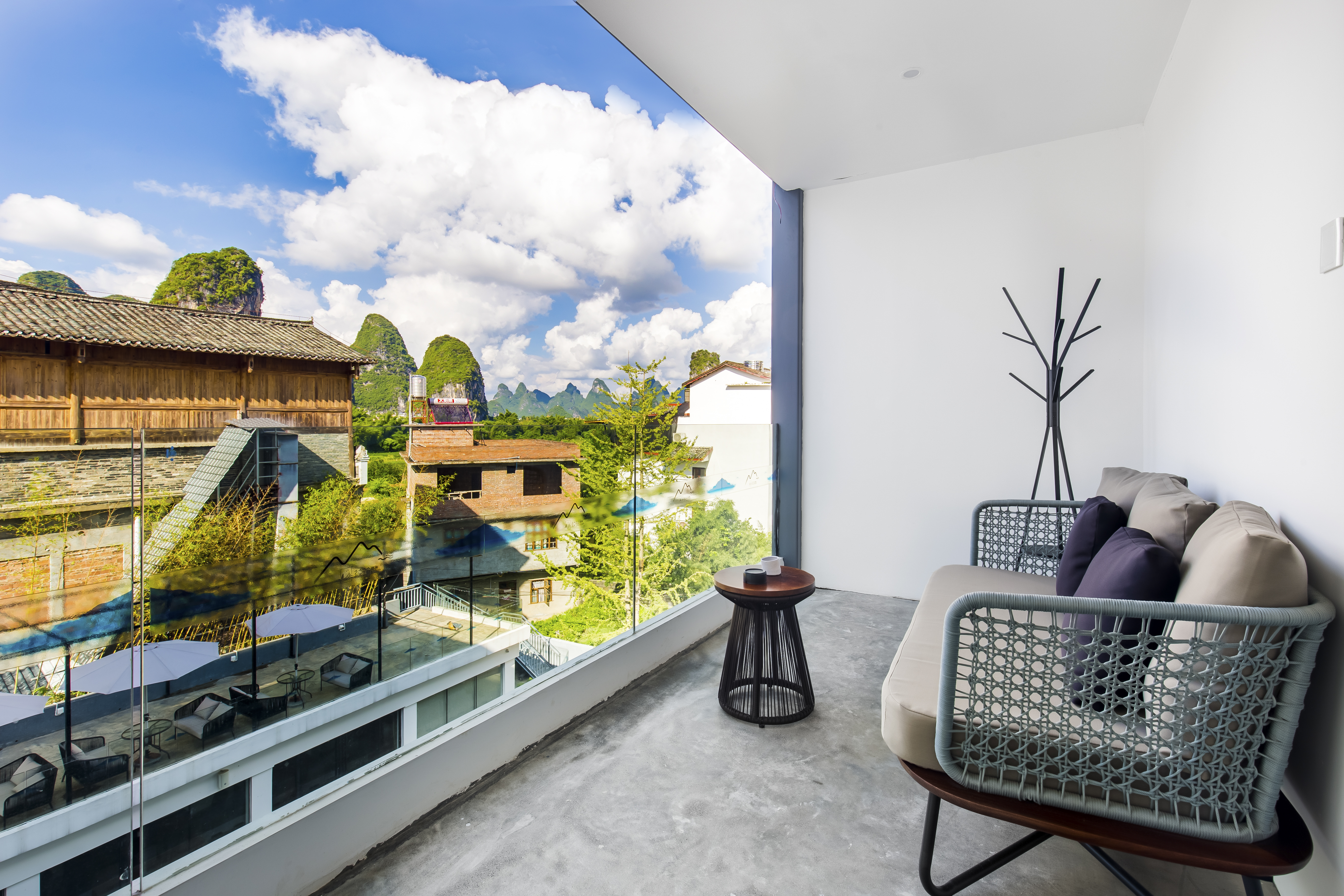 Childlike 180 ° Mountain-View Balcony Family Room