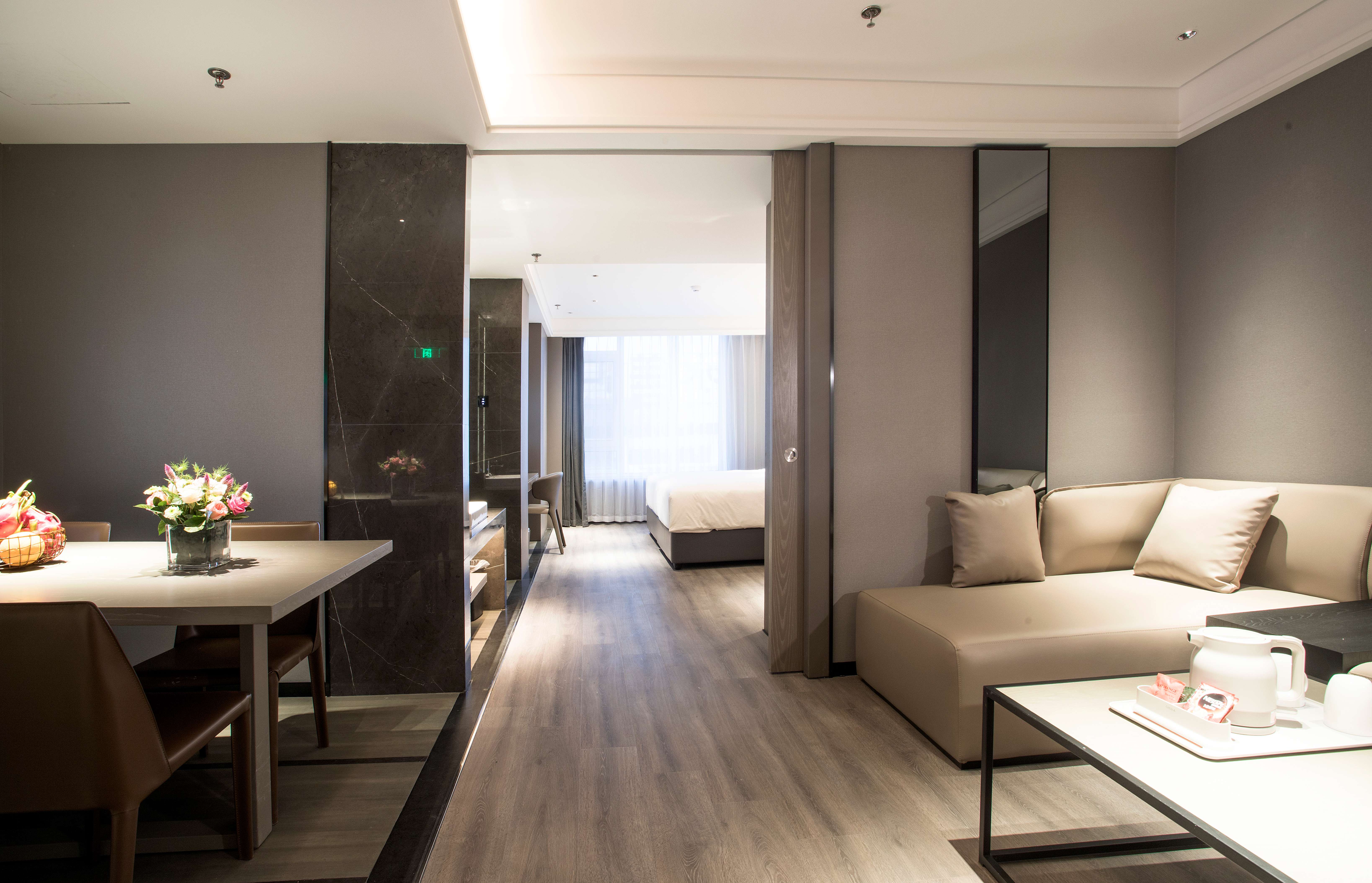 Ge Rui Suite (Queen Bed + Parlor + Romantic Tub + Conference Table + Sensor-Based Guest Control)