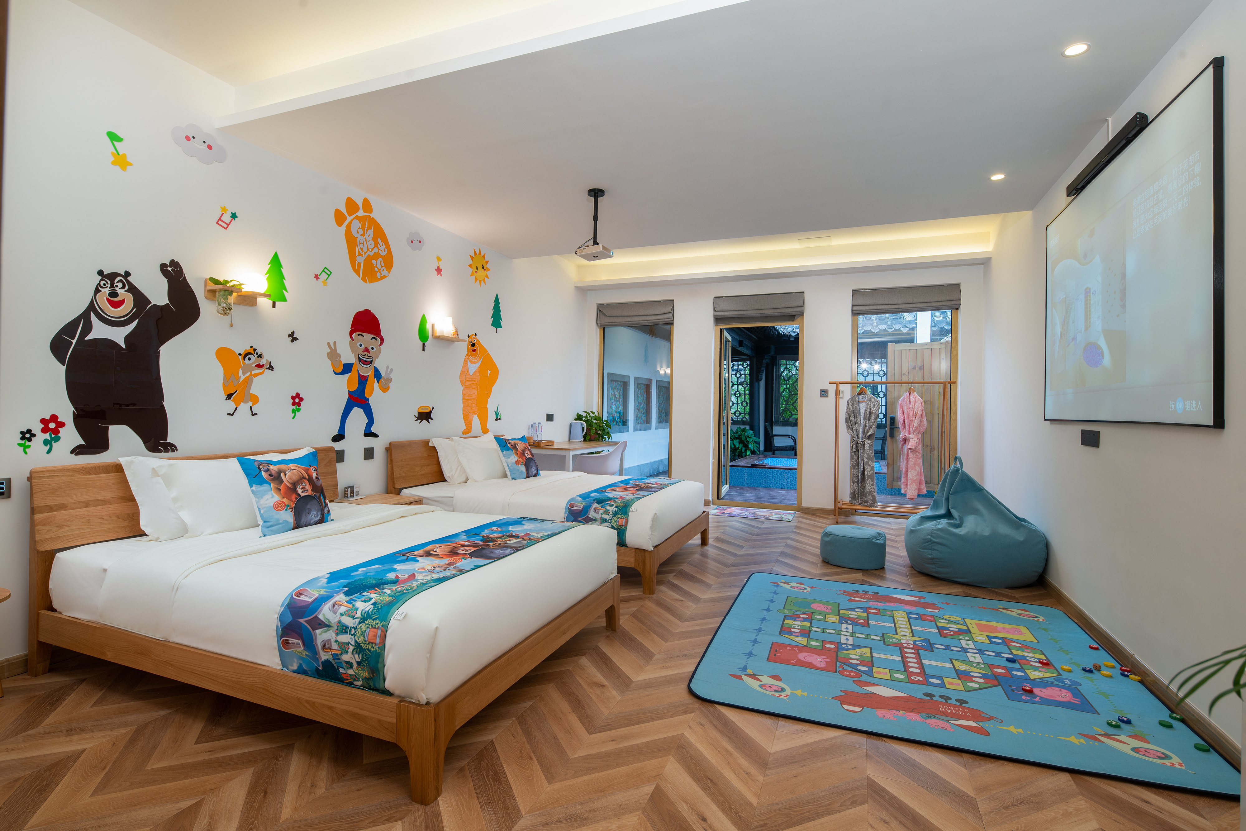 Fairy Tale Room - Courtyard-View