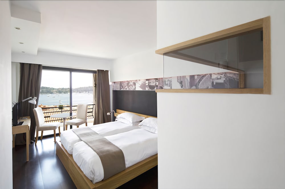 带阳台的海景双床间