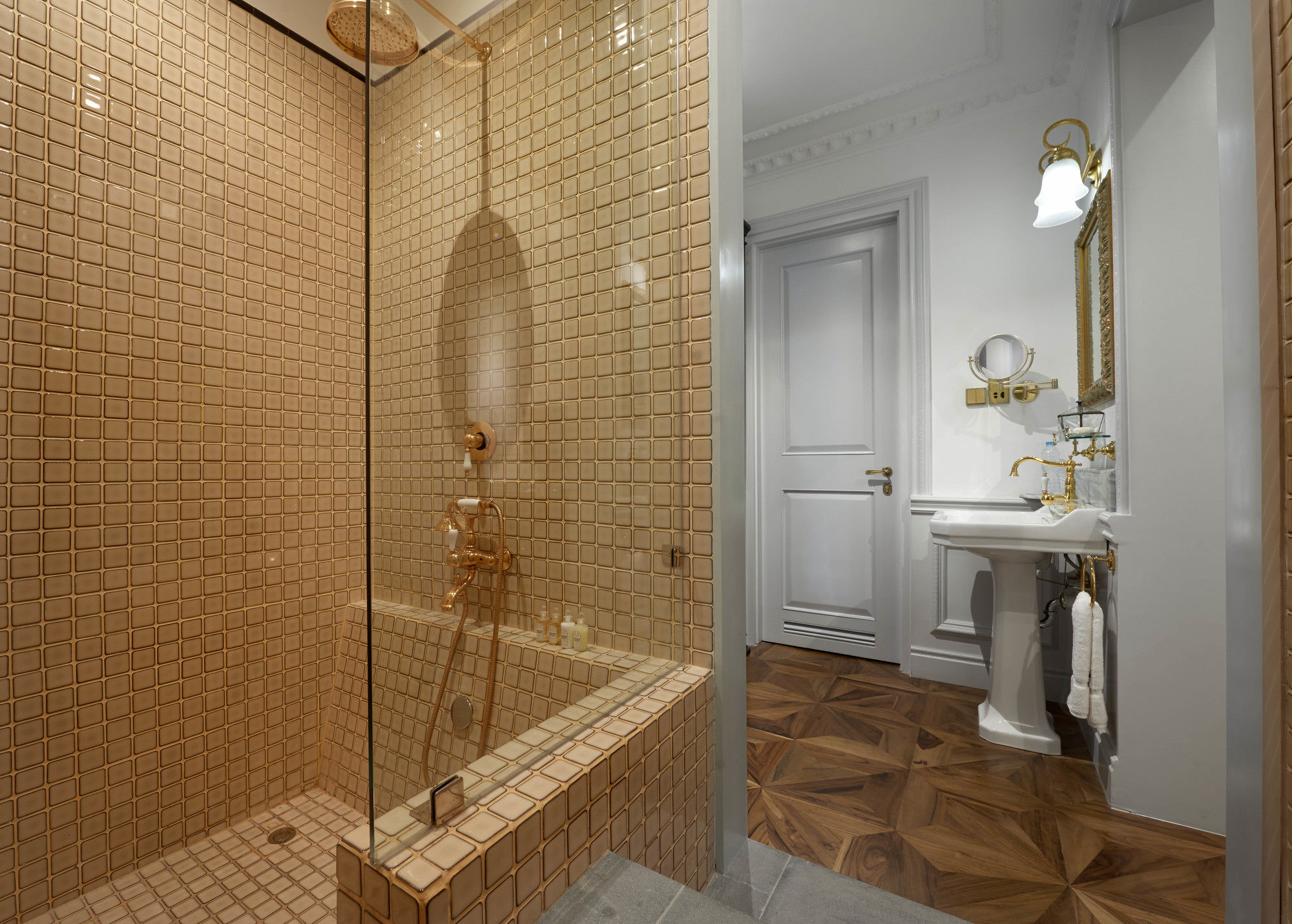 经典白间（Classic White）