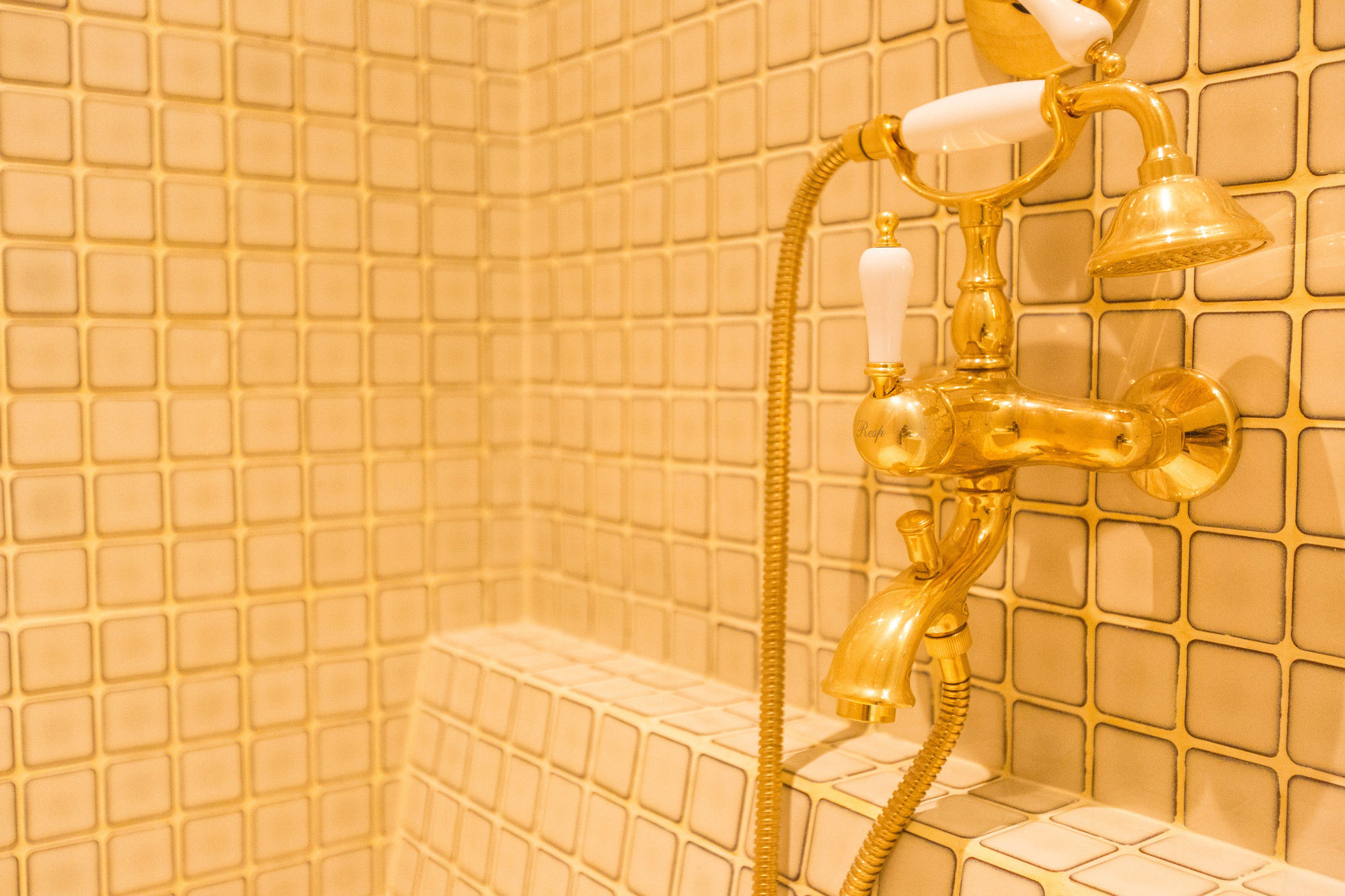 经典白间（Classic White）