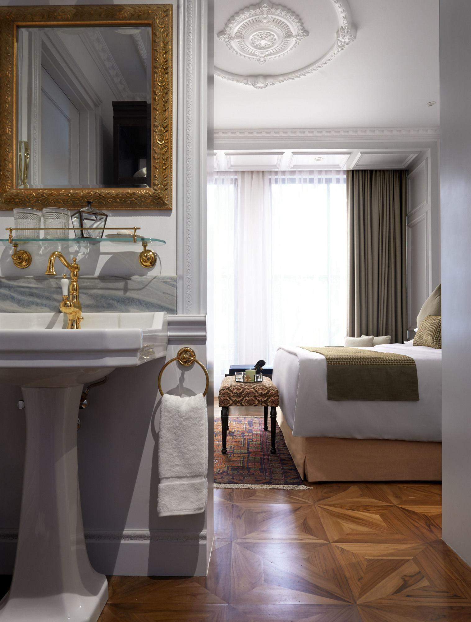 经典白间（Classic White）